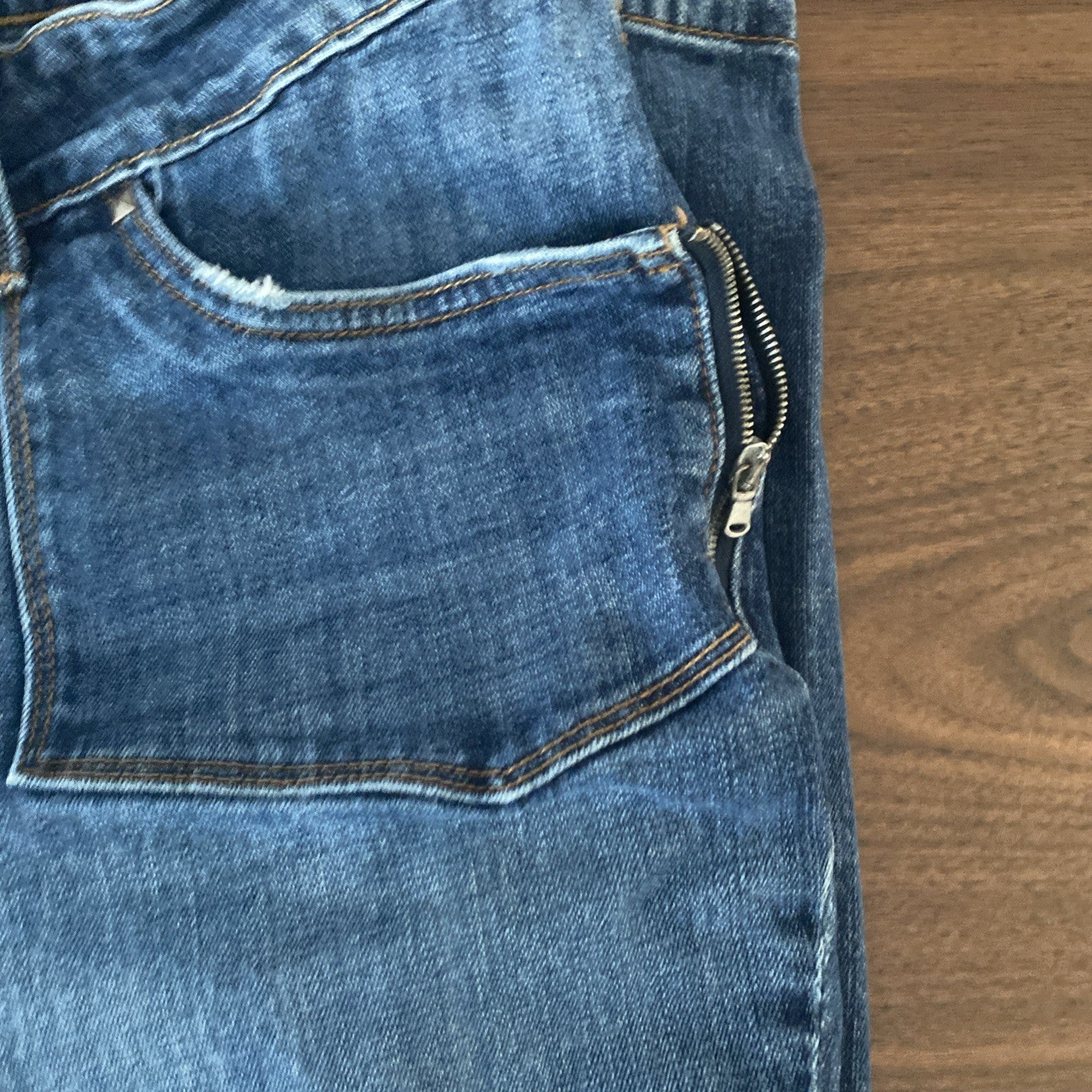 Levi women’s 542 skinny jeans size 22 zip side pocket