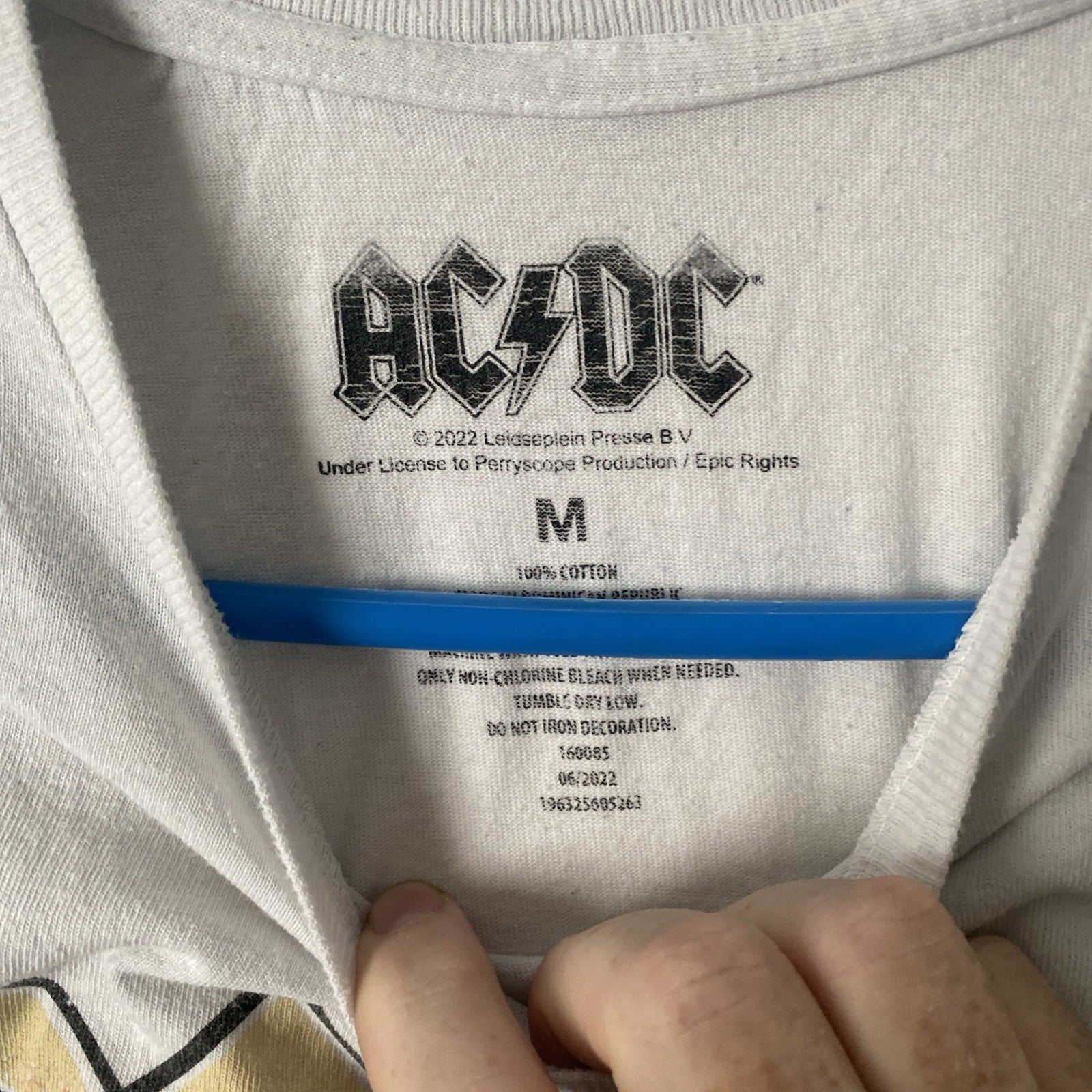 ACDC T-Shirt White Blow Up Your Video Guitar Graphic Crew Neck Size Medium 