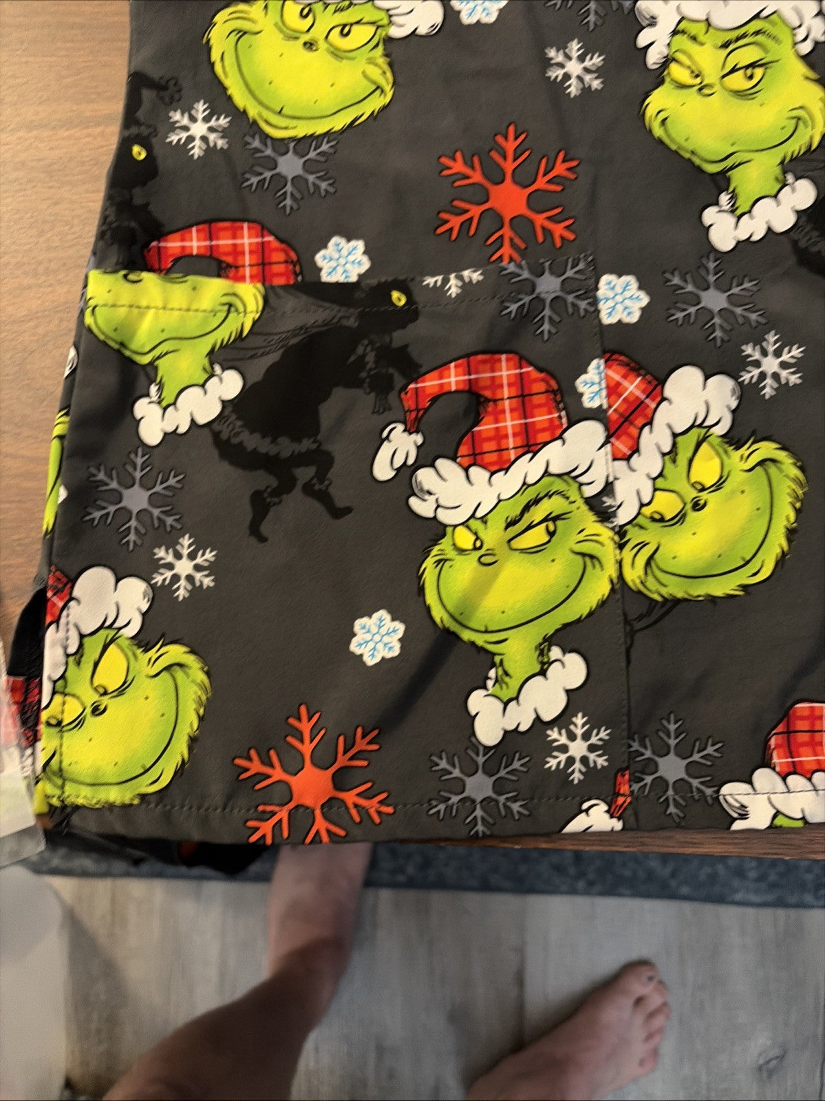 DR. SEUSS Women's Scrub Top Christmas The Grinch Short Sleeve Pockets XXL