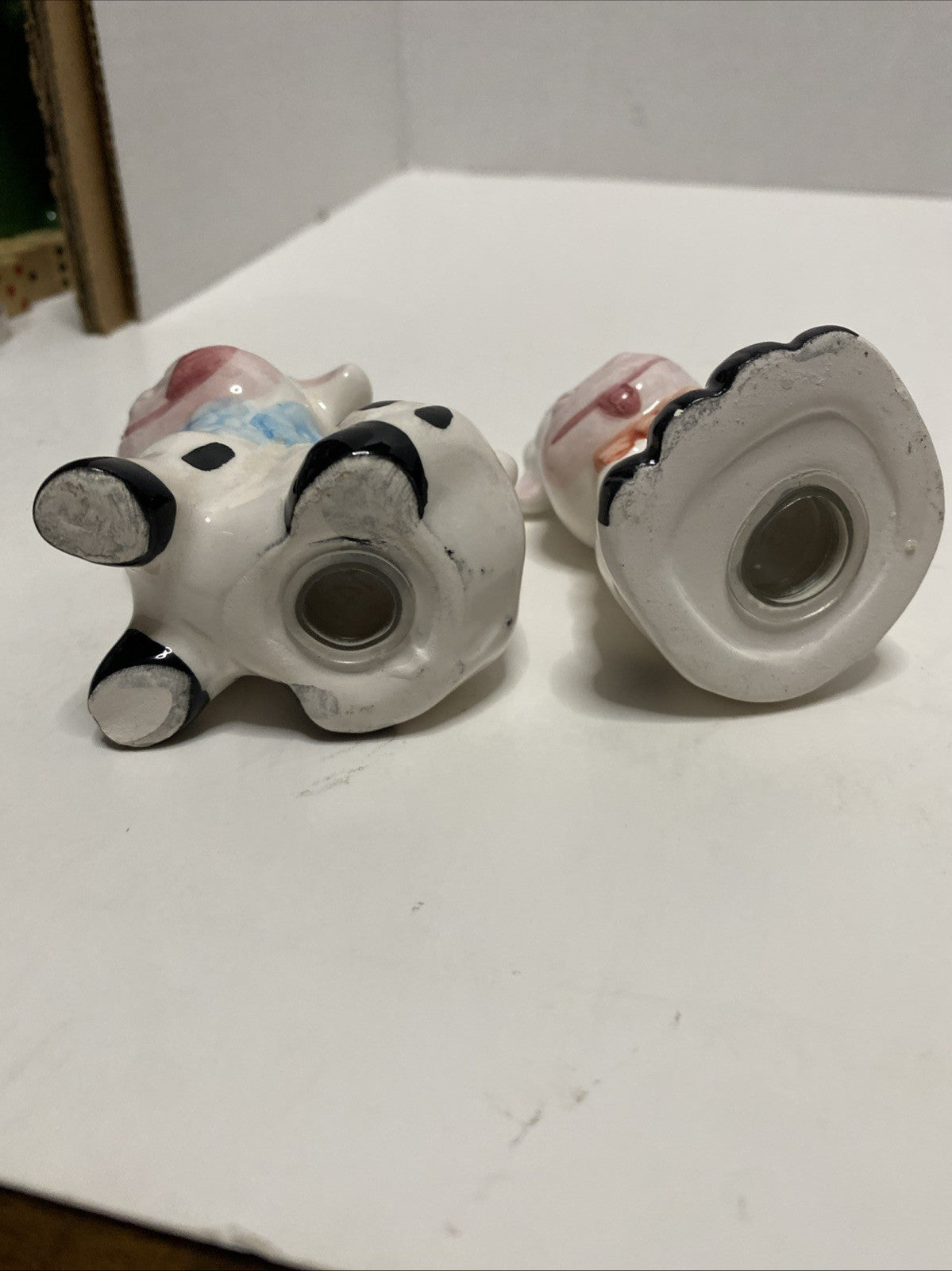 VINTAGE CERAMIC SALT & PEPPER SHAKERS COWS MARKED TAIWAN 