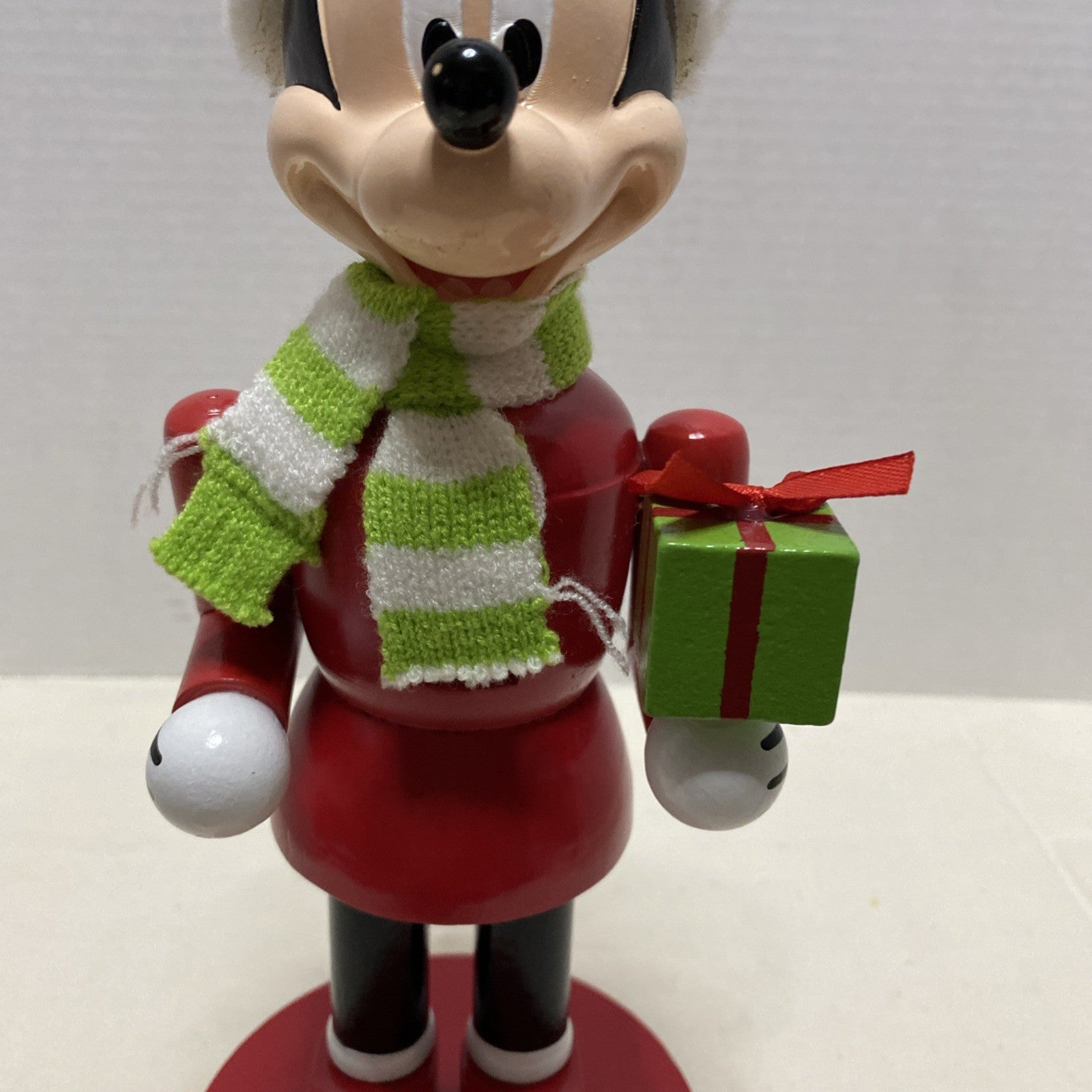 DISNEY CHRISTMAS Nutcracker MINNIE W/ SCARF & HOLDING A CHRISTMAS GIFT 11" Tall