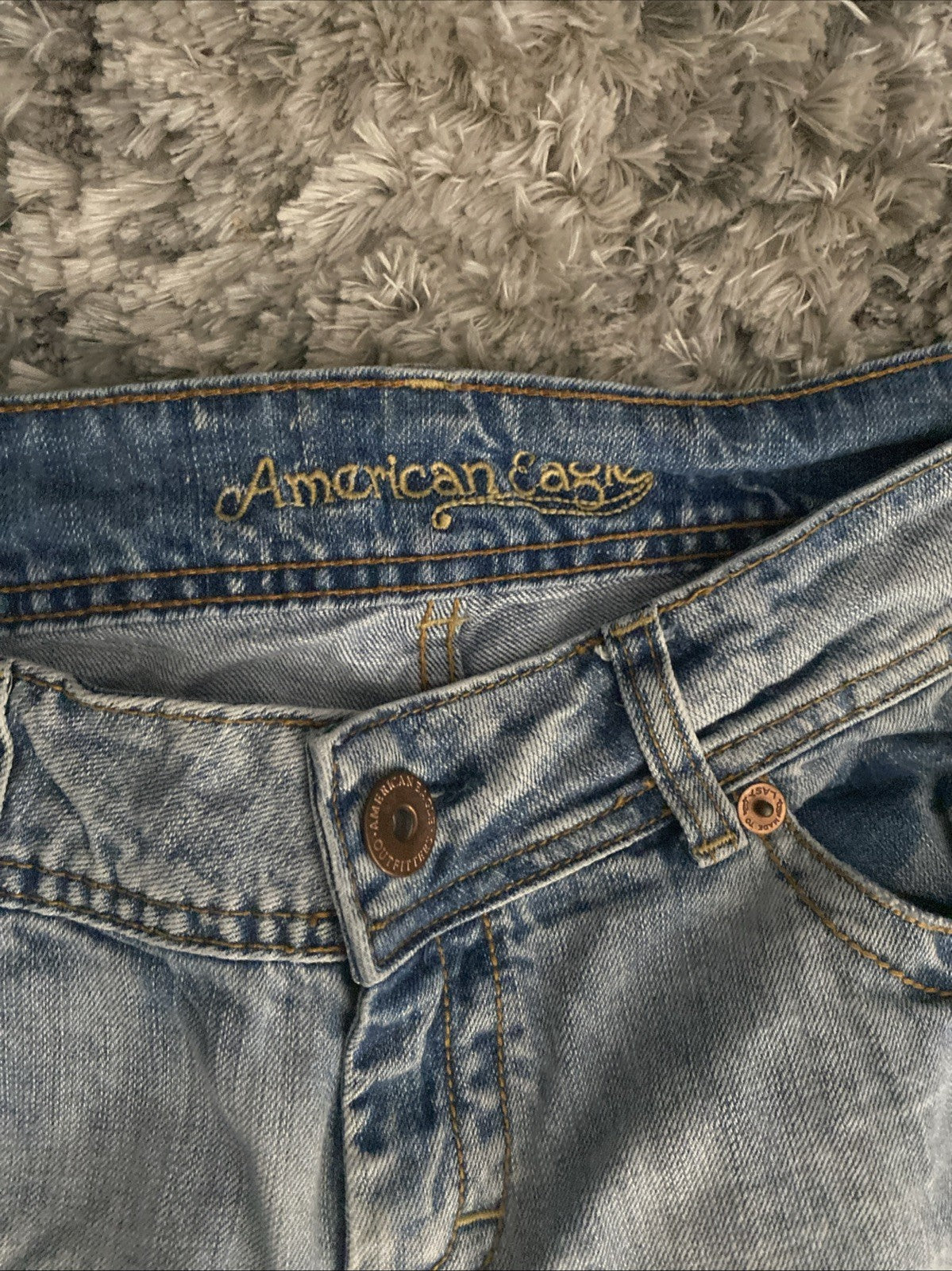 American Eagle Outfitters Women's Size 8 Distressed Jeans. Nice.