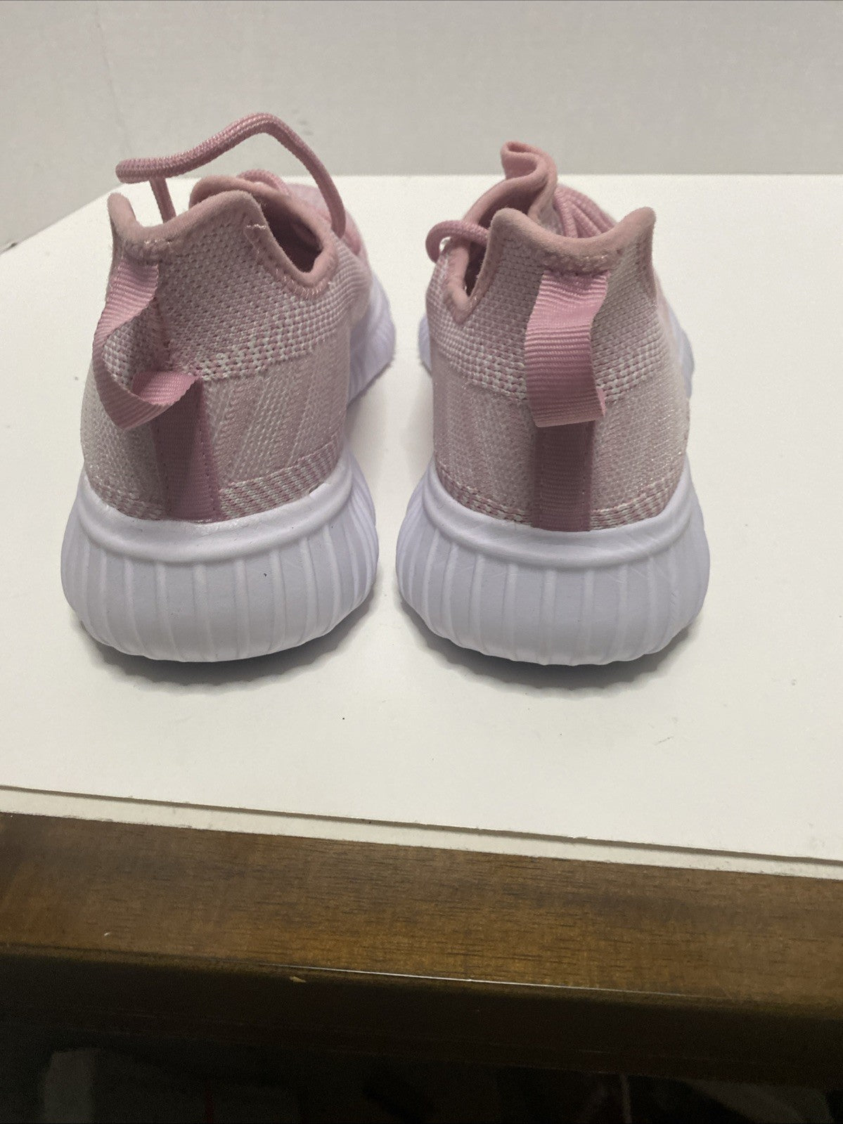 Avia women’s size 10 pink super lightweight tennis shoes