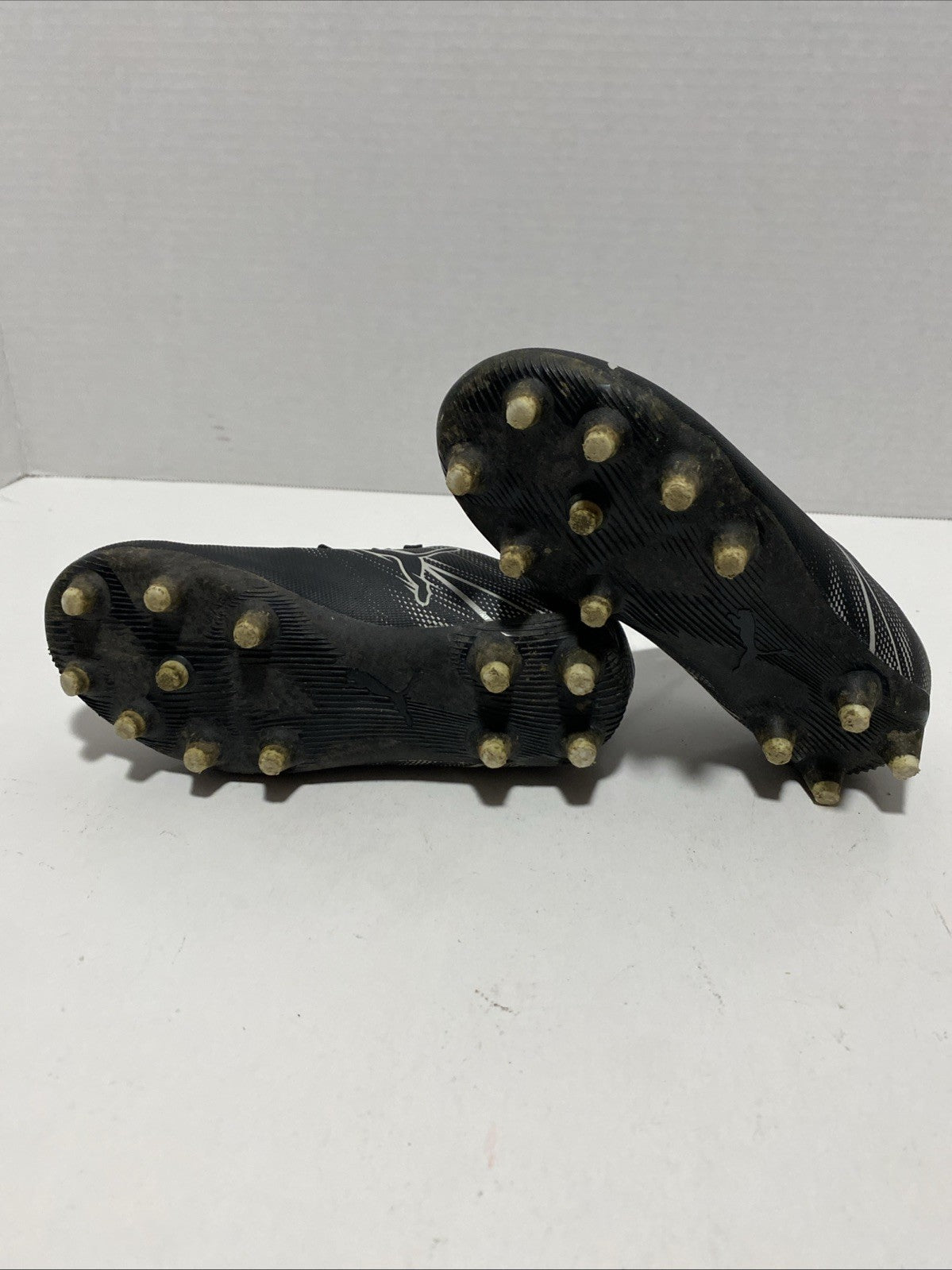 BOYS RUBBER CLEATS SPORTS SNEAKER BY PUMA! SIZE 11