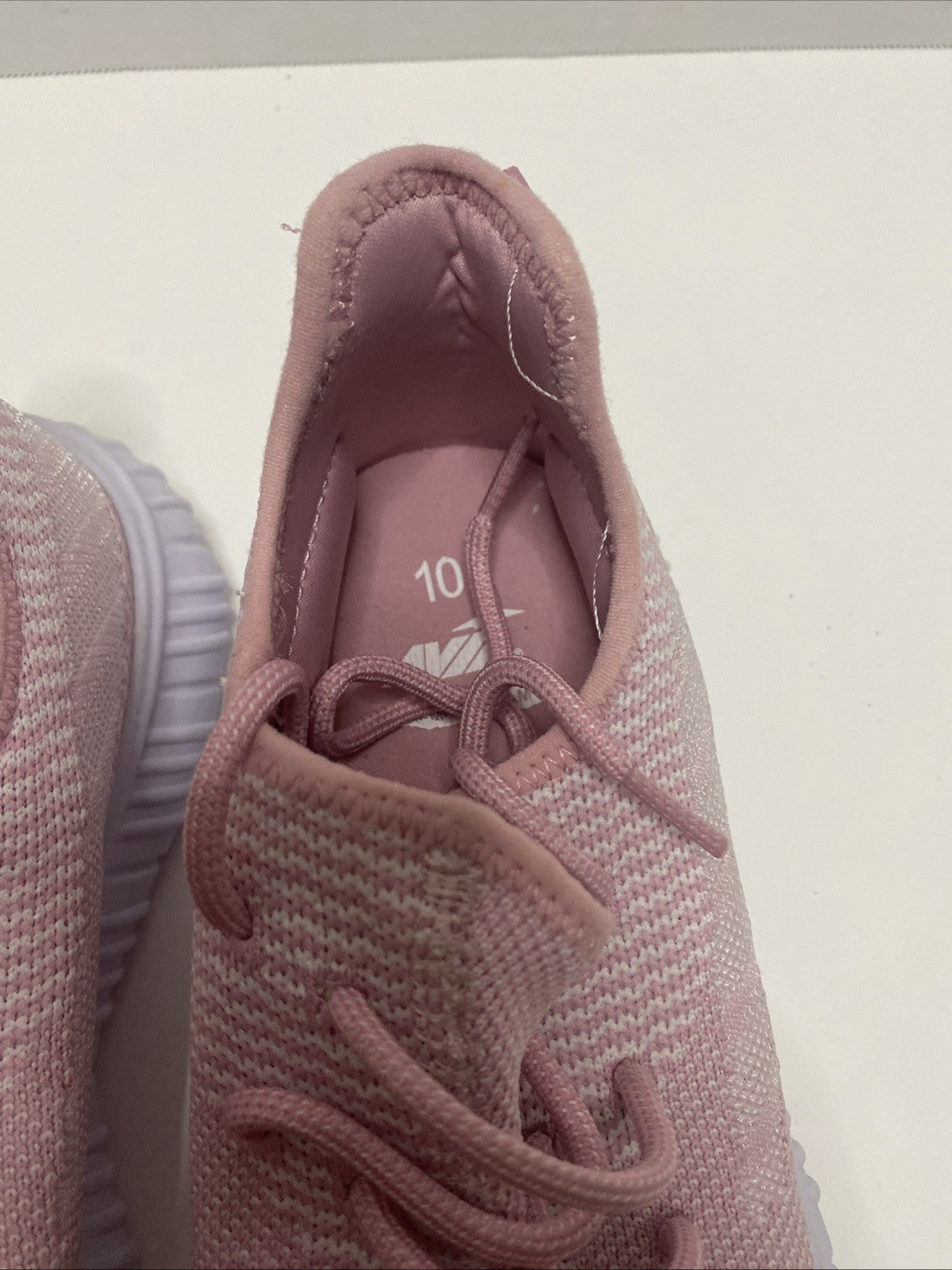 Avia women’s size 10 pink super lightweight tennis shoes