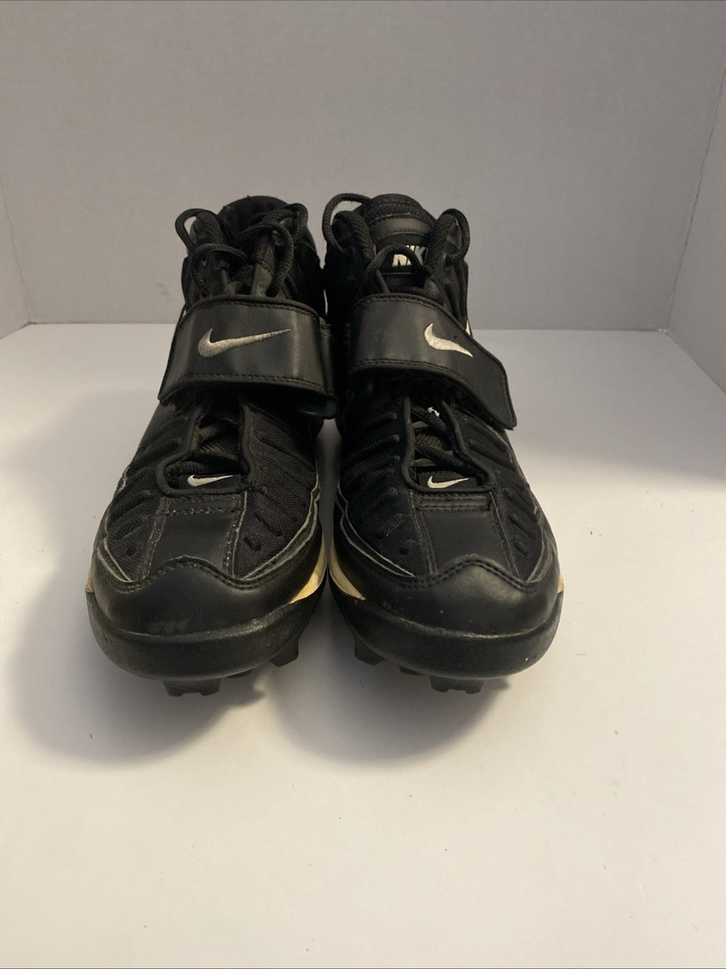 Nike Men's VTG Size 10 Football Black Closed Toe Lace-Up Sneakers