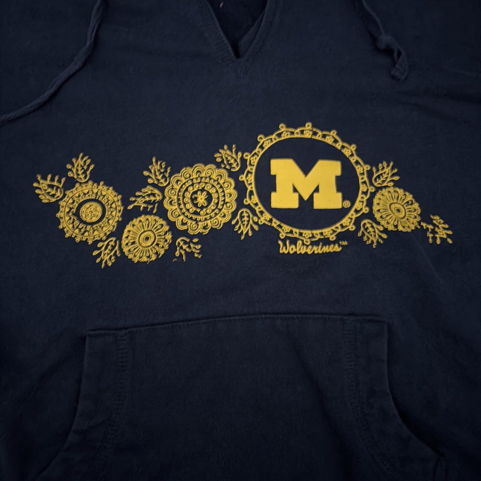 Creative Apparel Women’s Large Michigan Wolverine Pullover Sweatshirt V-Neck