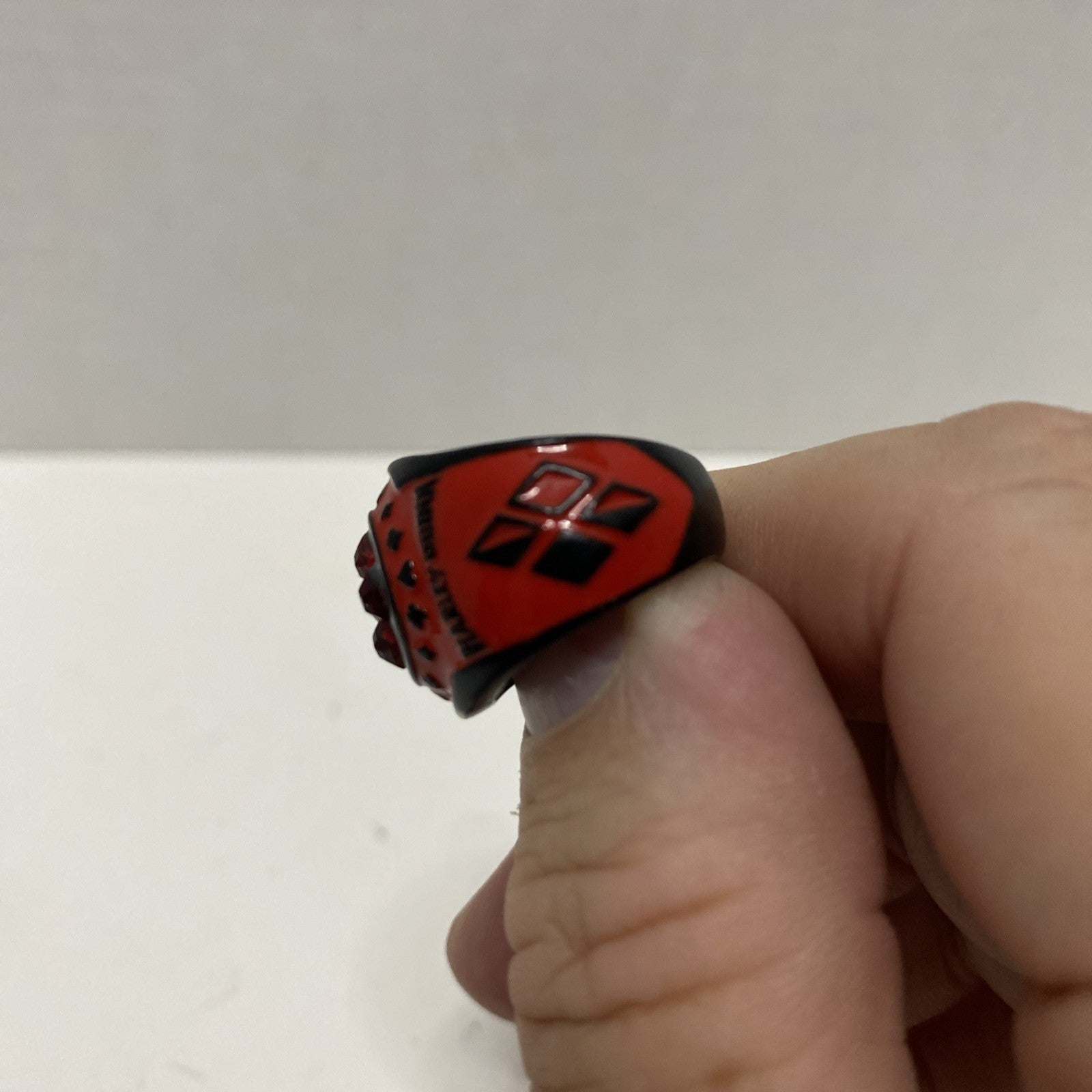 Harley Quinn Diamond Emblem Ring Red & Black Enamel TM & DC Comics 817 Fan