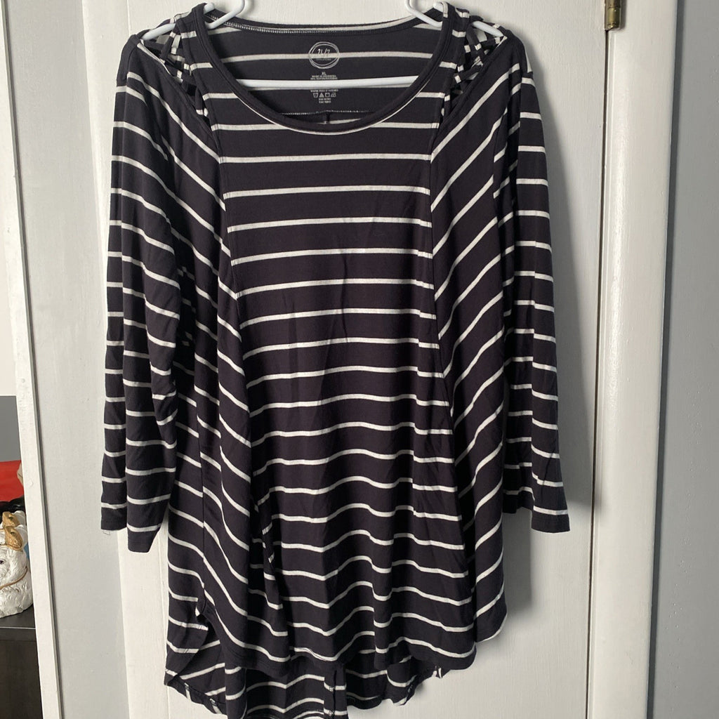 Maurice is 24 seven extra large women’s top longsleeve black white stripes E-007