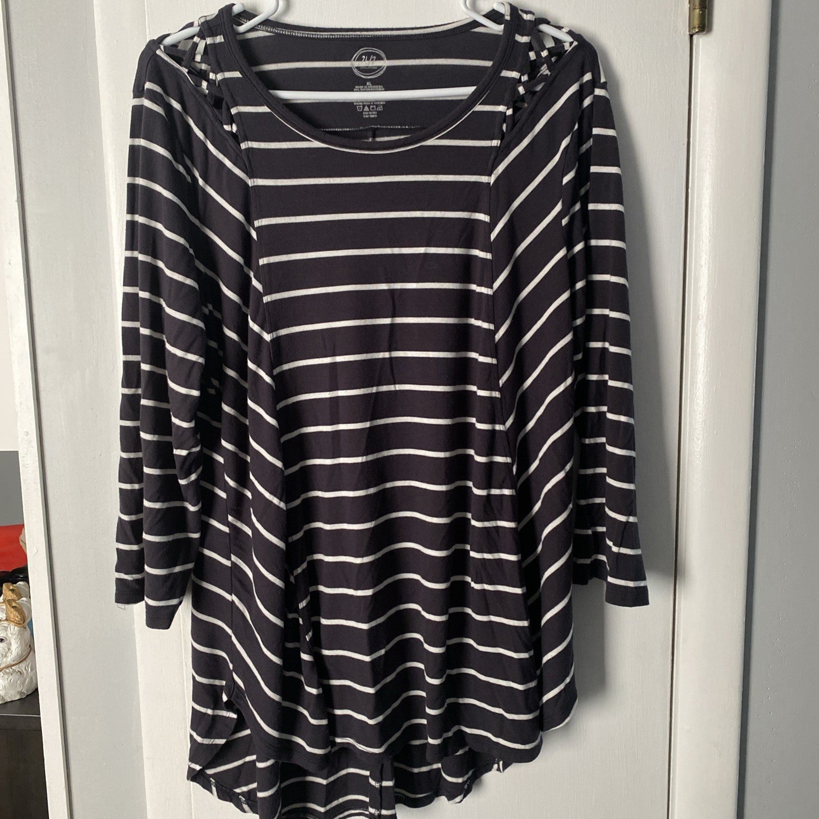 Maurice is 24 seven extra large women’s top longsleeve black white stripes E-007