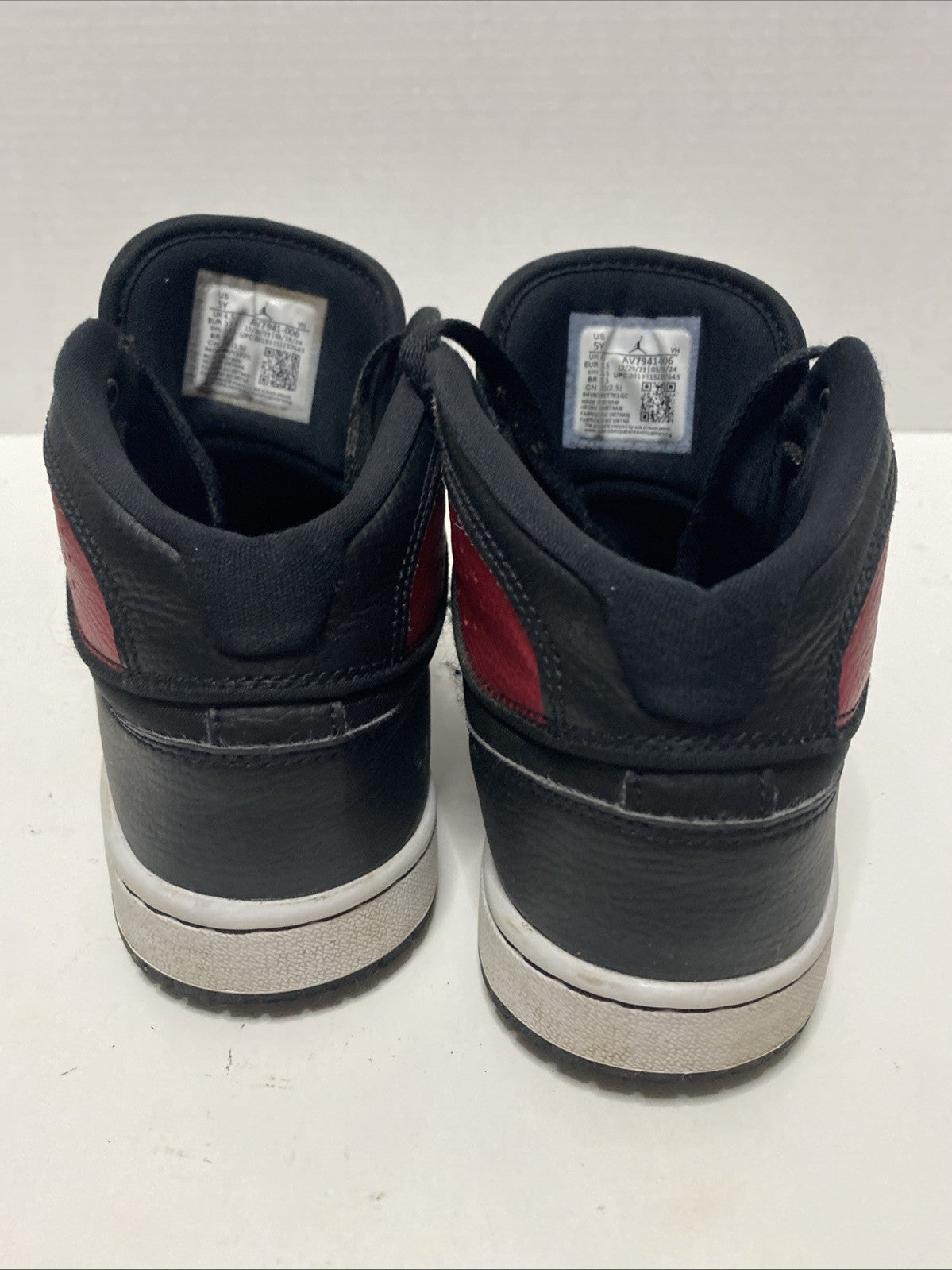 Jordan Men's Access  Red Black Lace Up Basketball Shoes - Size 5Y
