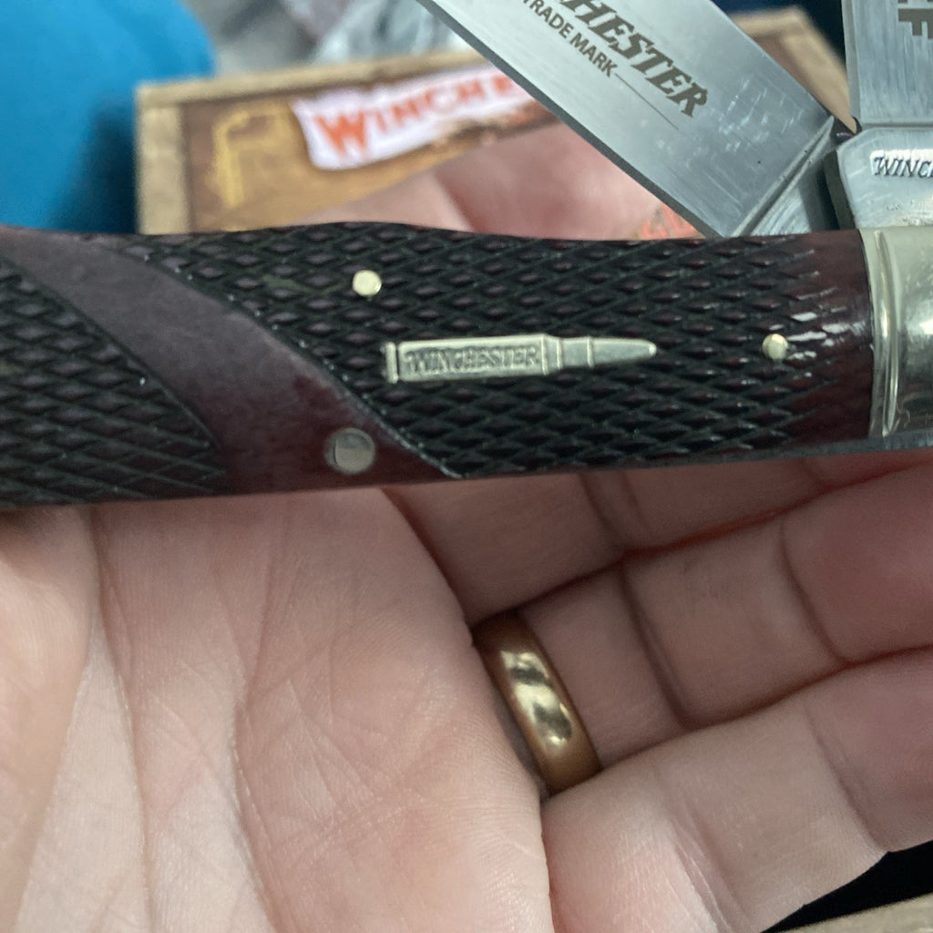 WINCHESTER RMEF COLLECTORS EDITION POCKET KNIFE & DISPLAY BOX