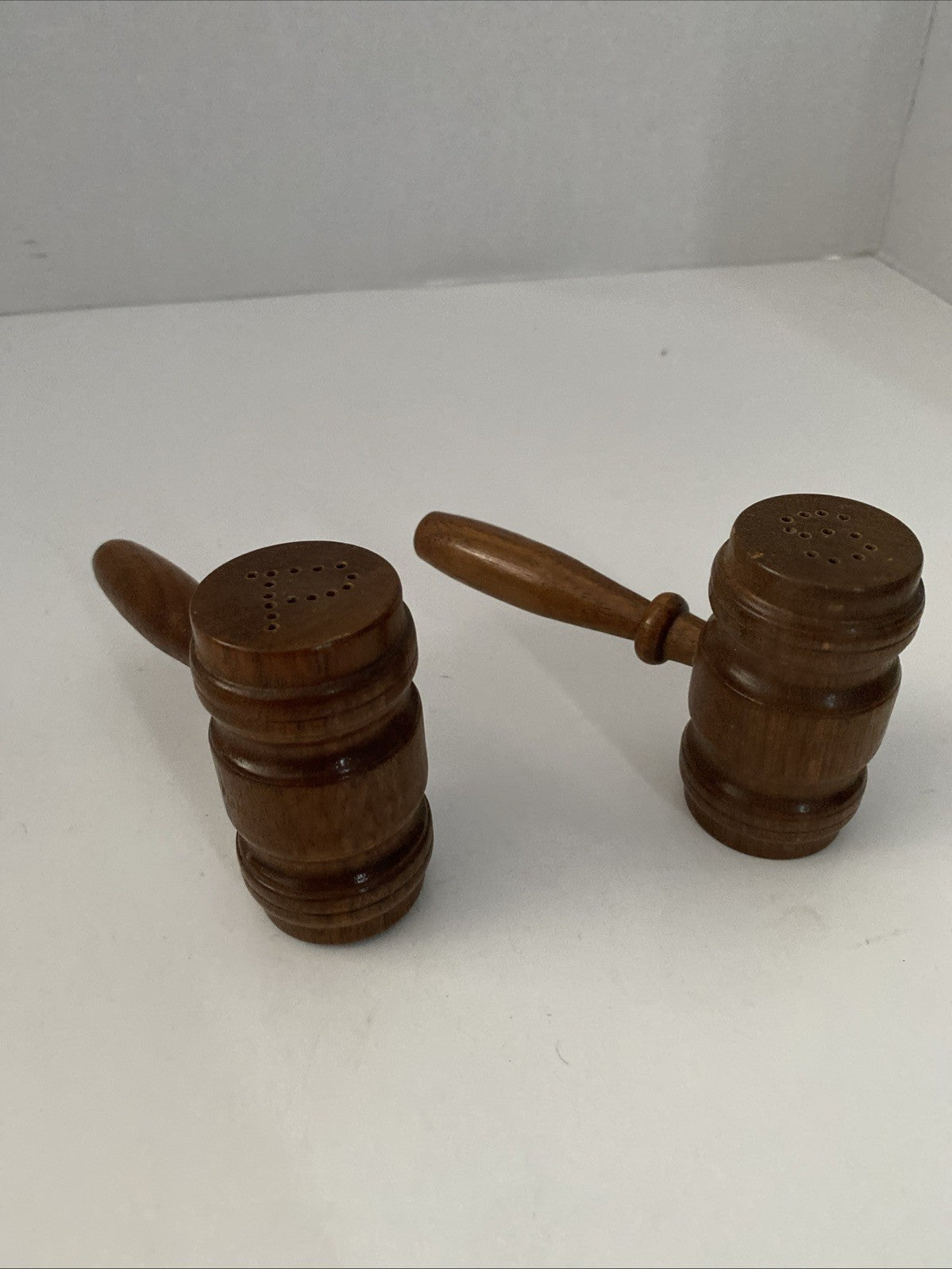 VINTAGE SALT AND PEPPER CRUET SET IN THE FORM OF GAVELS  Judge