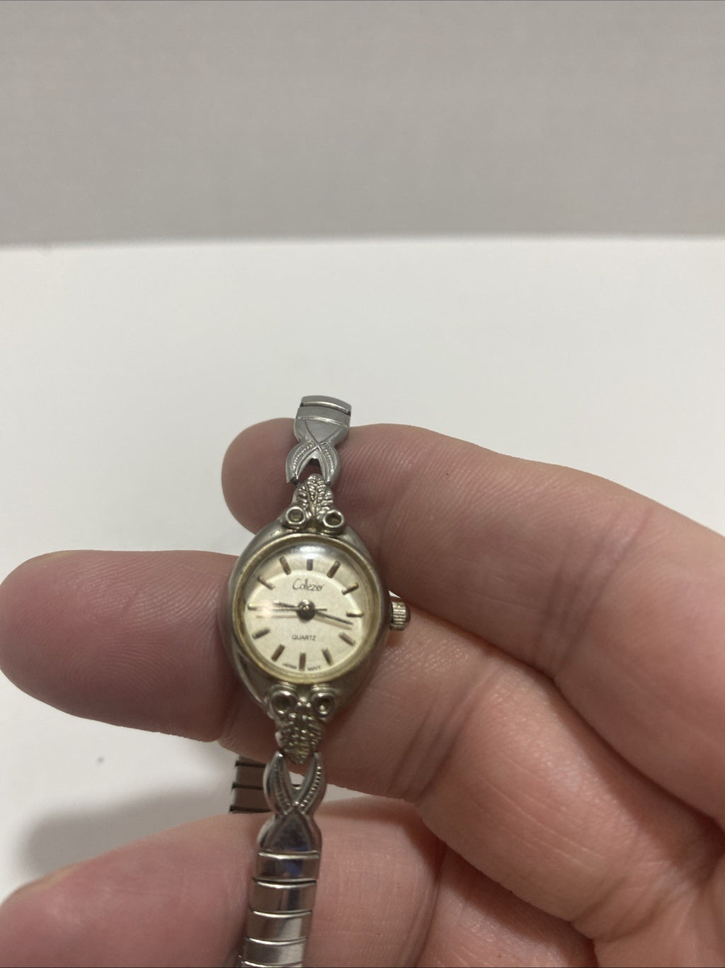 Collezier quartz women’s watch flex band needs battery