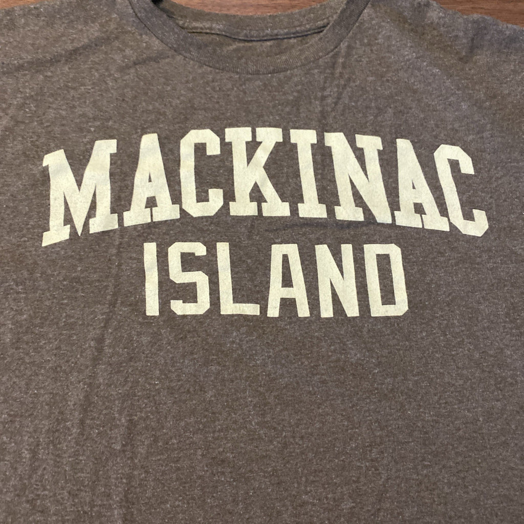 Artesian’s large T-shirt Mackinac Island is short sleeve shirt