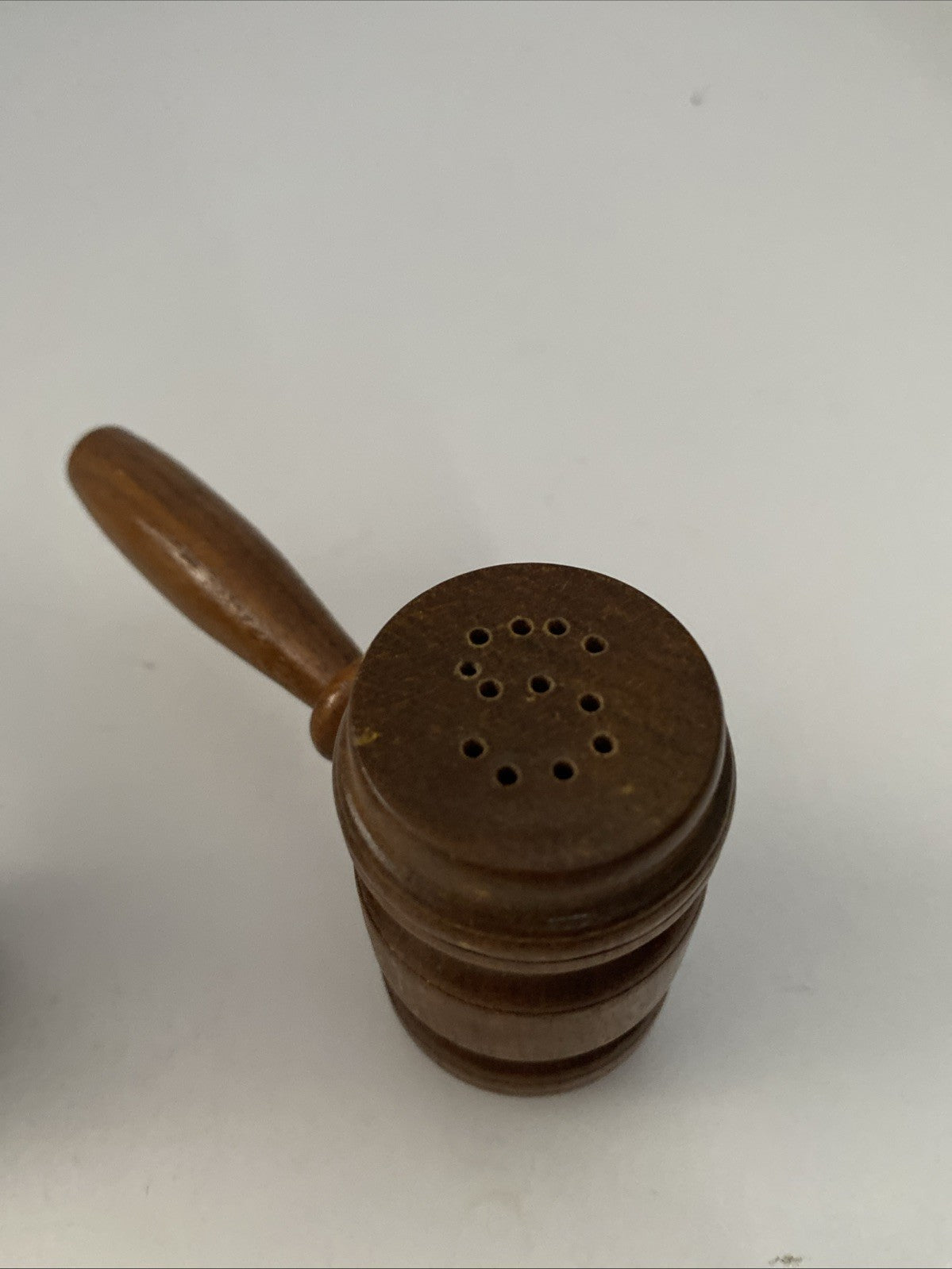 VINTAGE SALT AND PEPPER CRUET SET IN THE FORM OF GAVELS  Judge