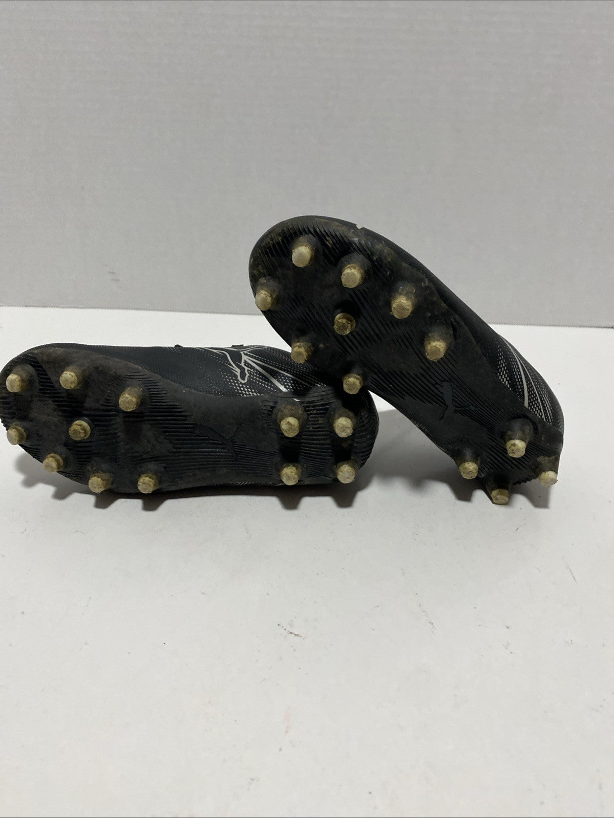 BOYS RUBBER CLEATS SPORTS SNEAKER BY PUMA! SIZE 11