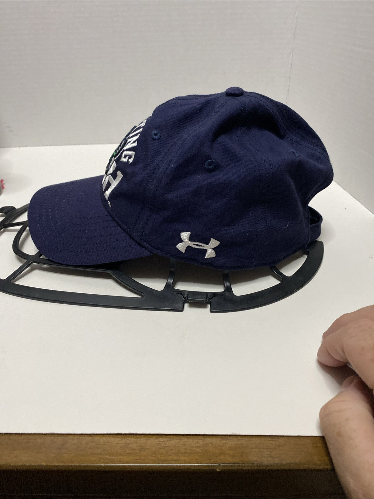 UNDER ARMOUR NOTRE DAME FIGHTING IRISH ADJUSTIBLE BASEBALL HAT/CAP,