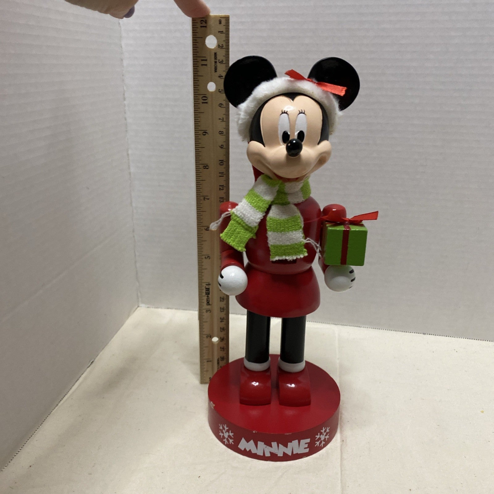 DISNEY CHRISTMAS Nutcracker MINNIE W/ SCARF & HOLDING A CHRISTMAS GIFT 11" Tall