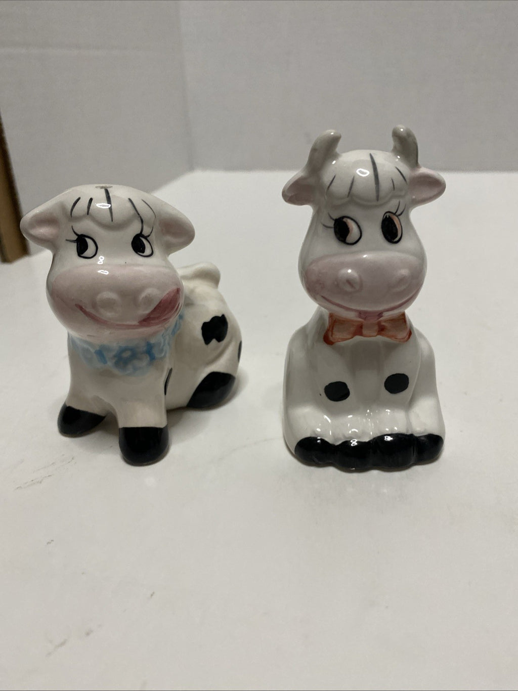 VINTAGE CERAMIC SALT & PEPPER SHAKERS COWS MARKED TAIWAN 