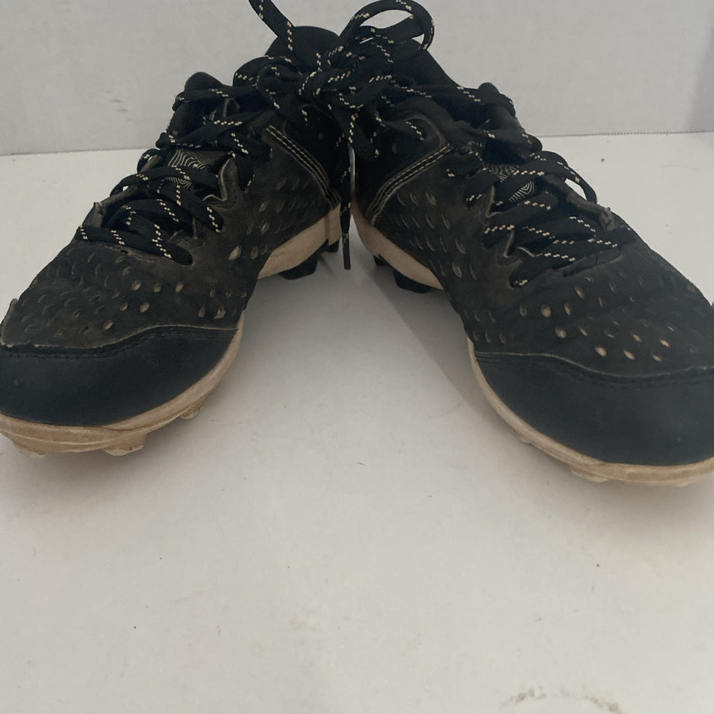 Under Armour kids cleats size 1Y Black Leadoff