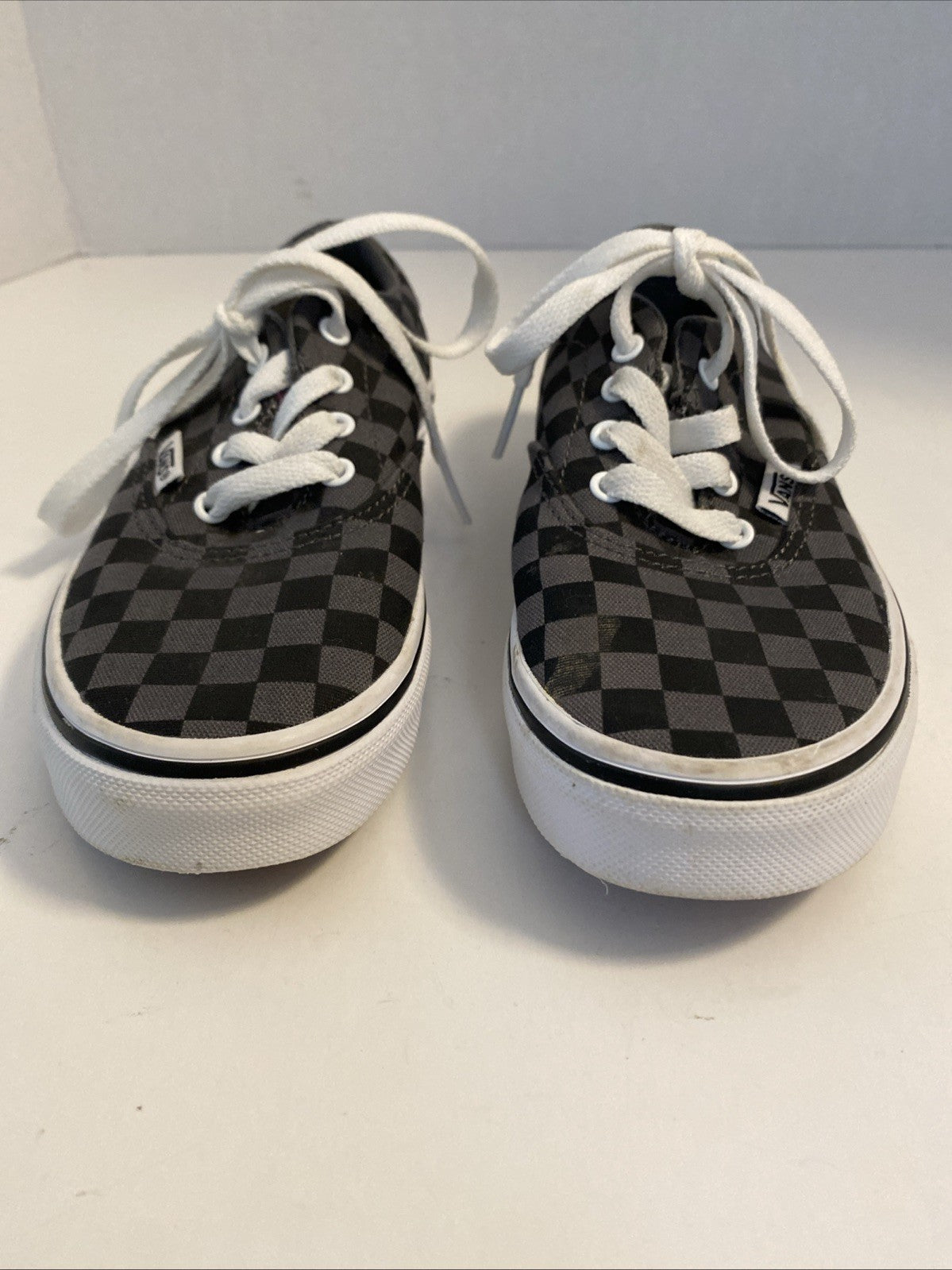 Vans Checkered Classic Skating Shoes, Youth 1.0/EU 31.5 (Grey/Black)
