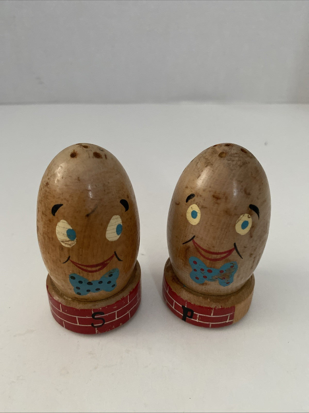 Vintage Humpty Dumpty Wood Wooden Souvenir Salt and Pepper Shakers 