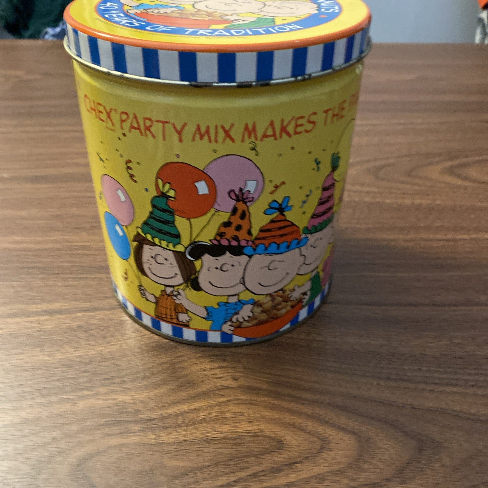 CHEX PEANUTS CHARLIE BROWN AND THE GANG 5" ROUND METAL TIN WITH LID Vintage
