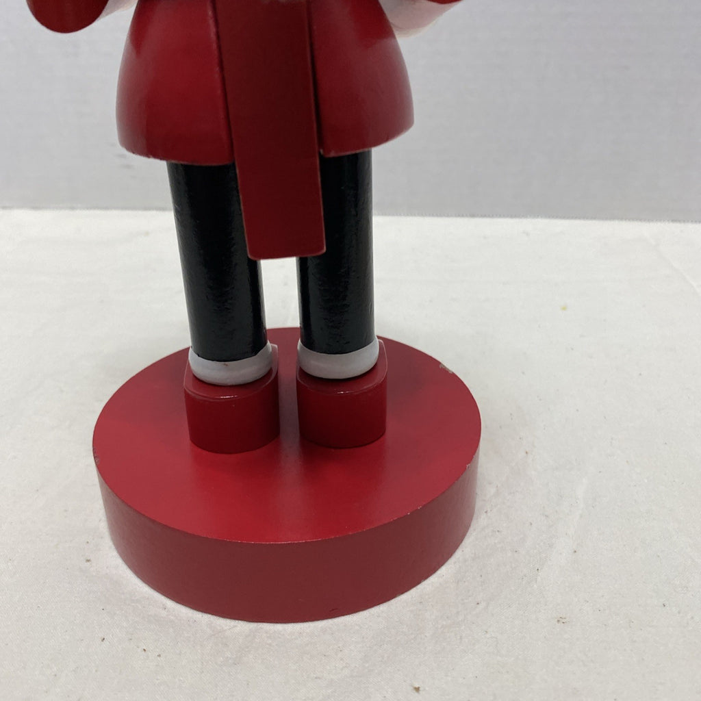 DISNEY CHRISTMAS Nutcracker MINNIE W/ SCARF & HOLDING A CHRISTMAS GIFT 11" Tall