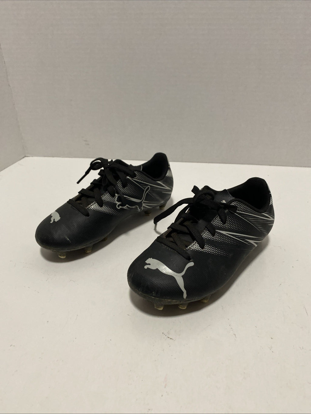 BOYS RUBBER CLEATS SPORTS SNEAKER BY PUMA! SIZE 11