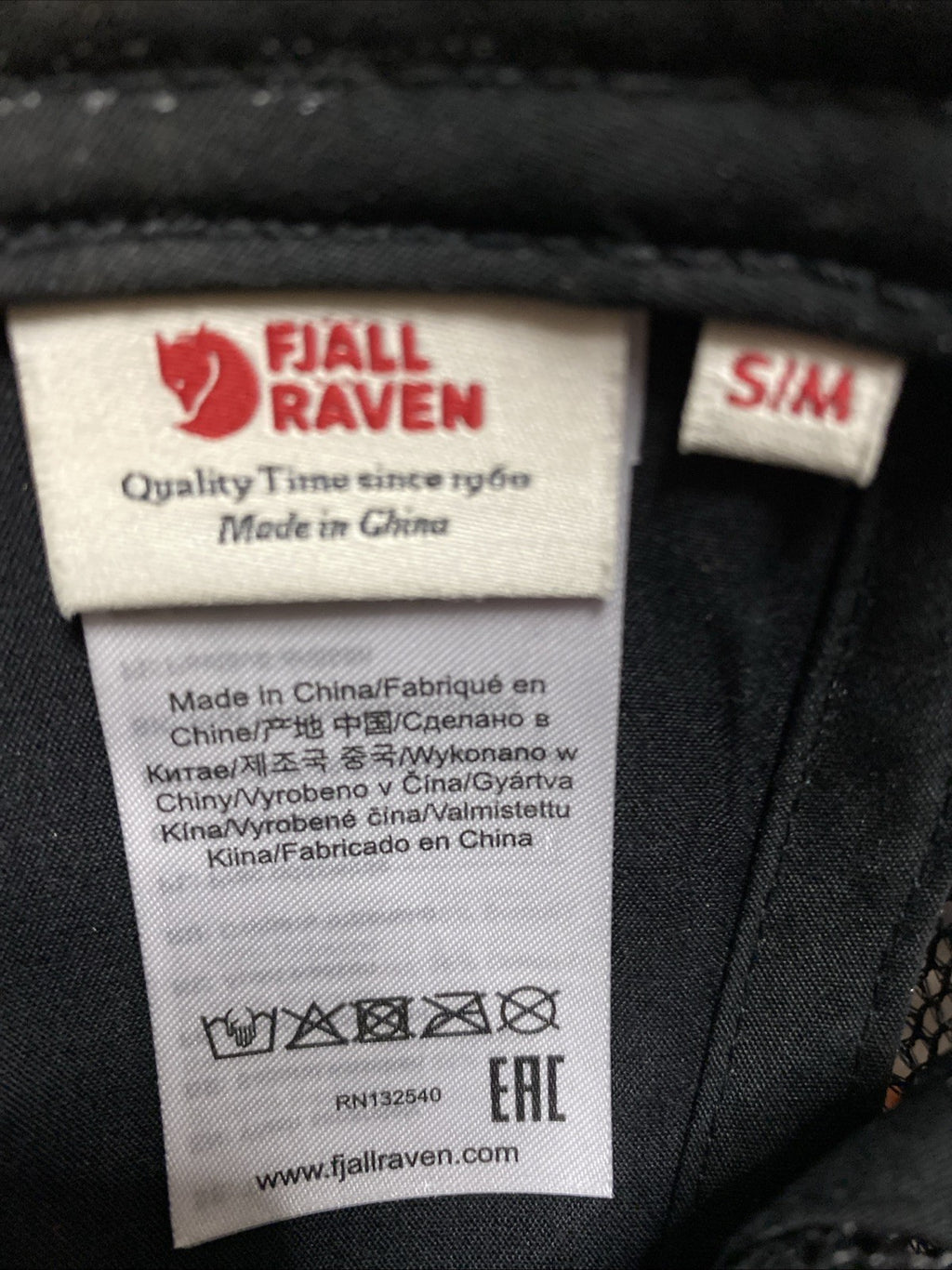 FJALLRAVEN SWEDEN 1960 Logo Black Snapback Trucker Mesh Baseball Hat Size S/M