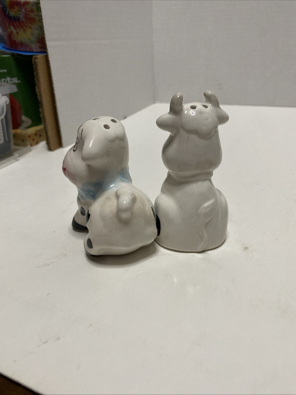VINTAGE CERAMIC SALT & PEPPER SHAKERS COWS MARKED TAIWAN 