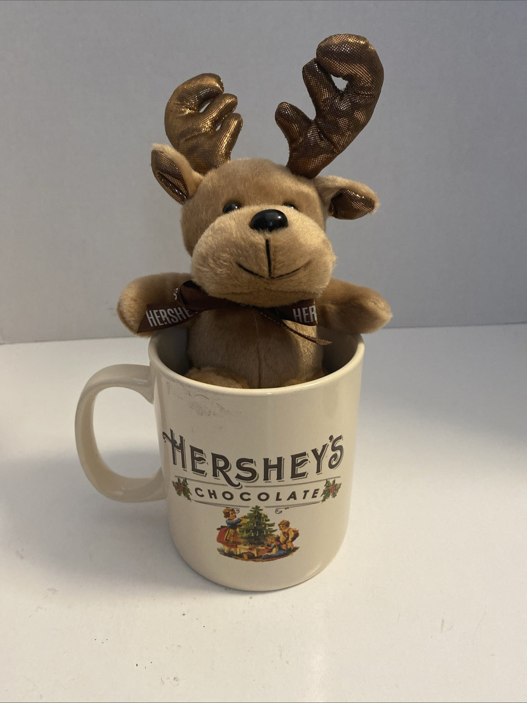 HERSEY’S CHOCOLATE 32 OUNCE CHRISTMAS MUG W/GALLERIE PLUSH REINDEER