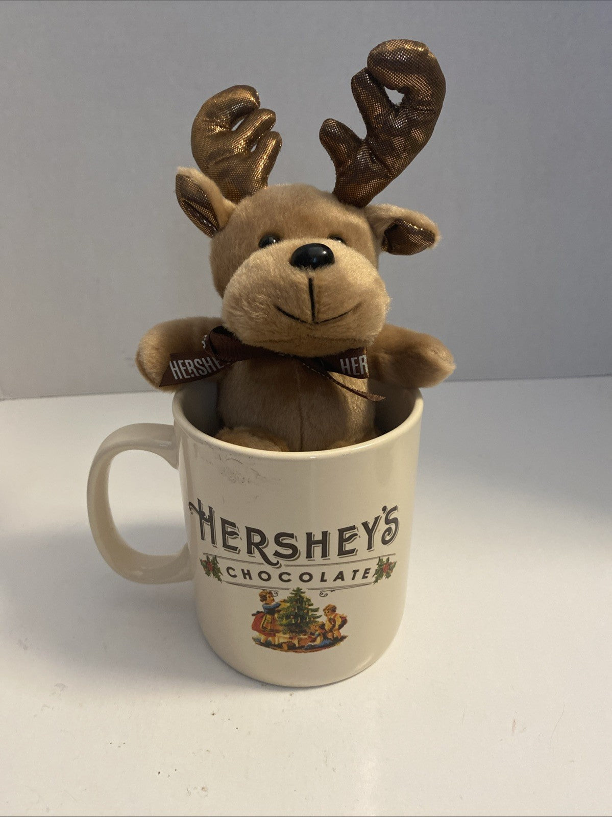 HERSEY’S CHOCOLATE 32 OUNCE CHRISTMAS MUG W/GALLERIE PLUSH REINDEER