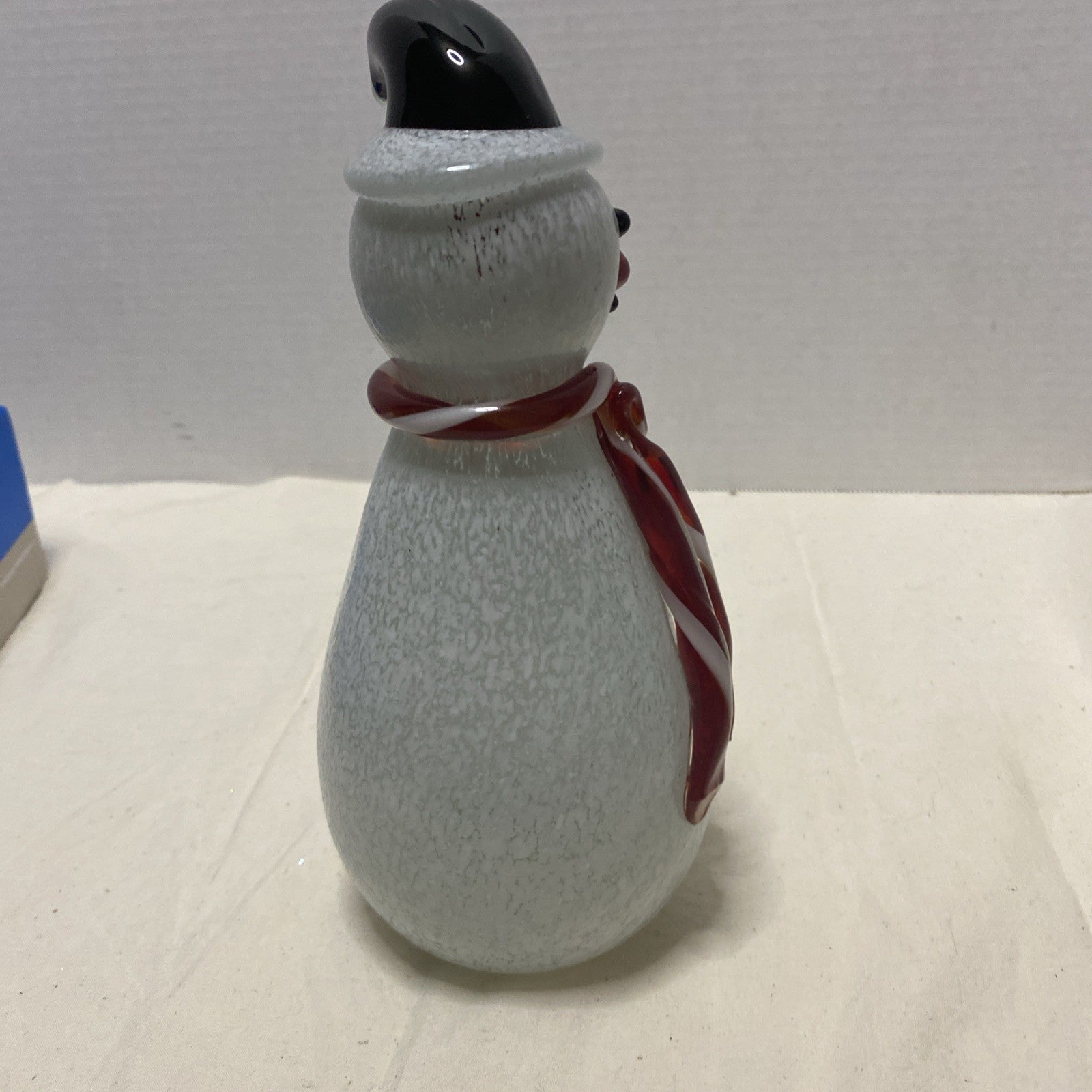 HAND BLOWN GLASS XMAS SNOWMAN W/BLACK HAT & PEPPERMINT SCARF