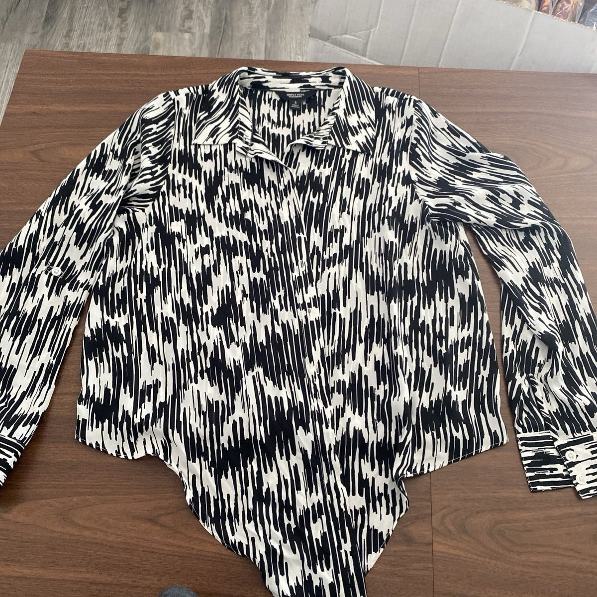 Simply Vera Vera Wang small women’s top Tie front long sleeve black-and-white