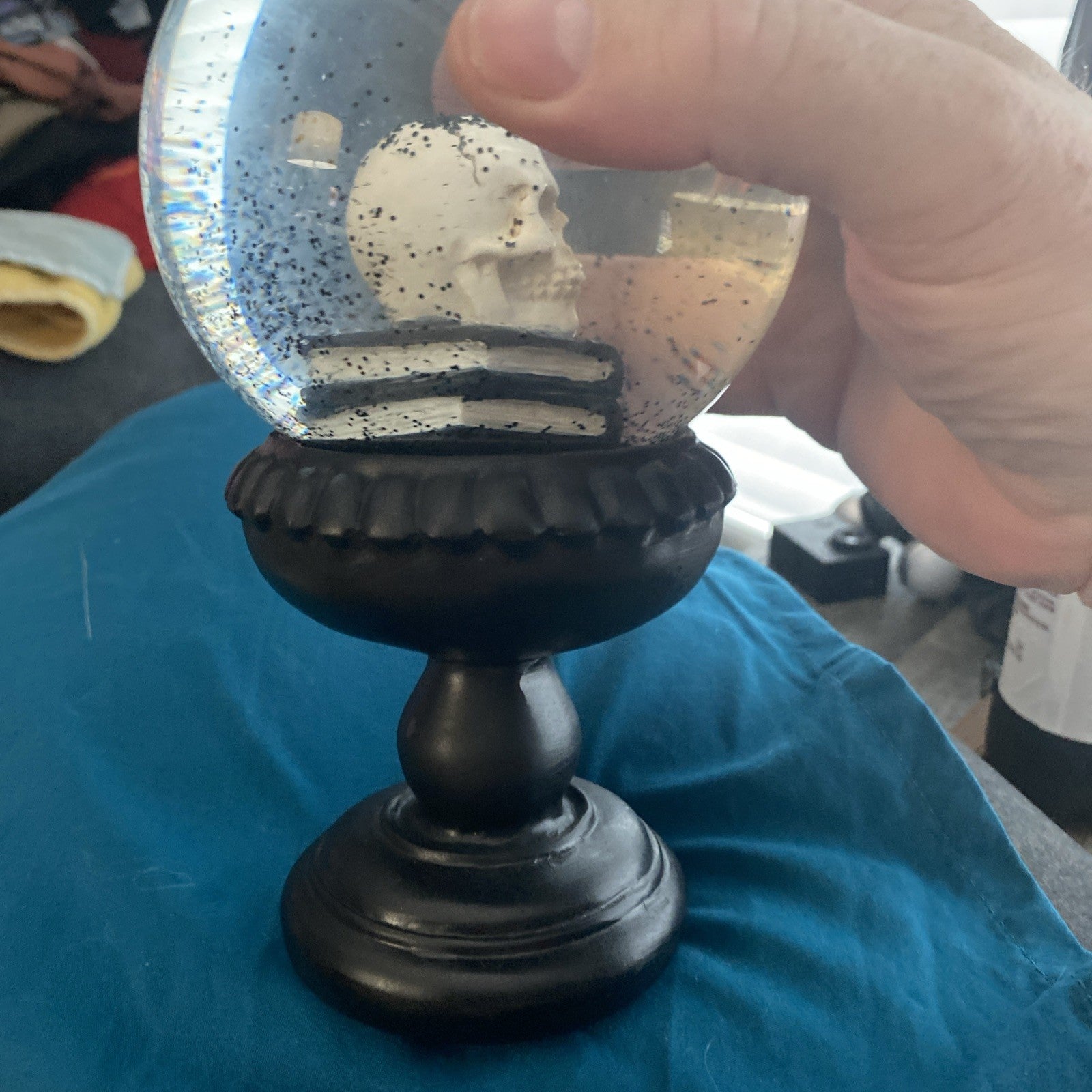 Skull On Books Snow globe
