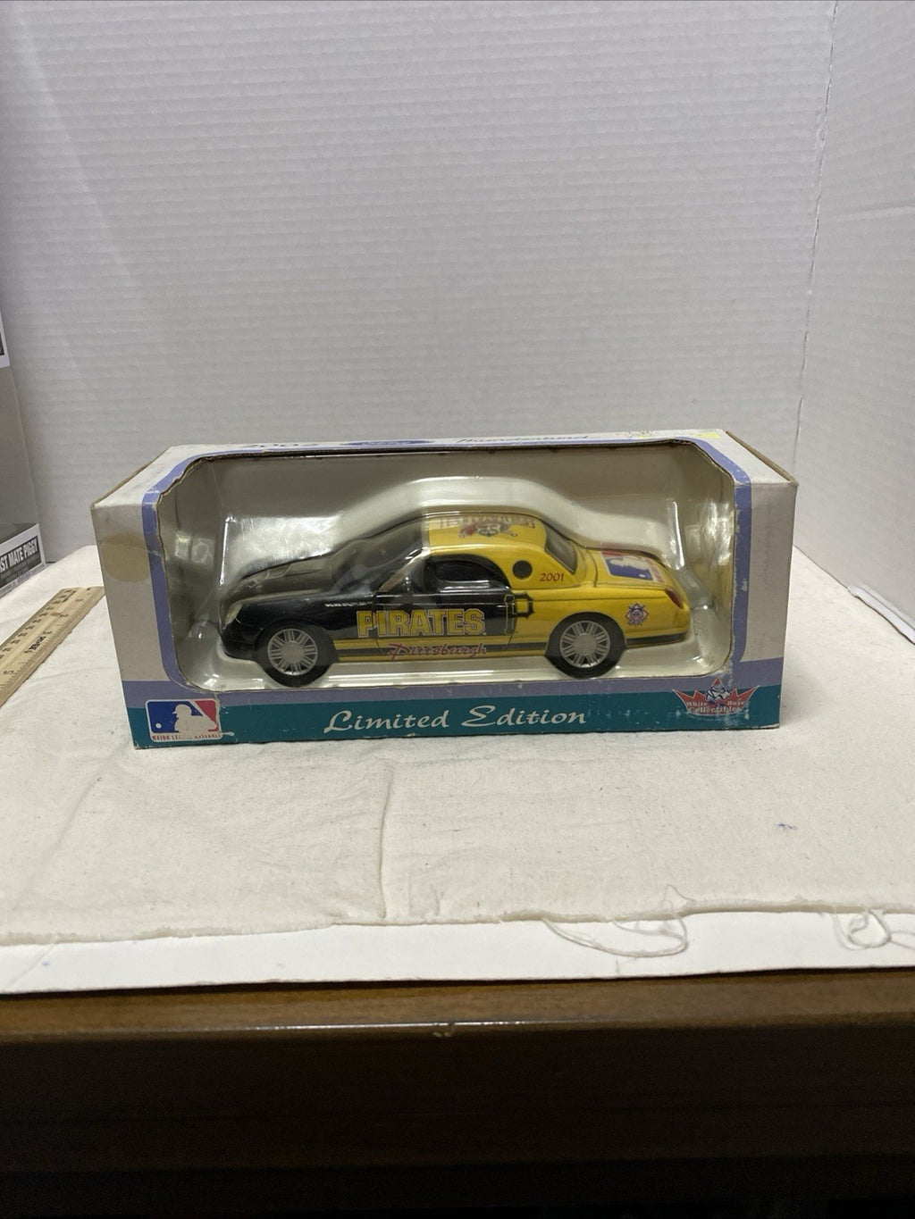 MLB Pittsburgh Pirates 2002 White Rose Ford Thunderbird Diecast 1:24 Car