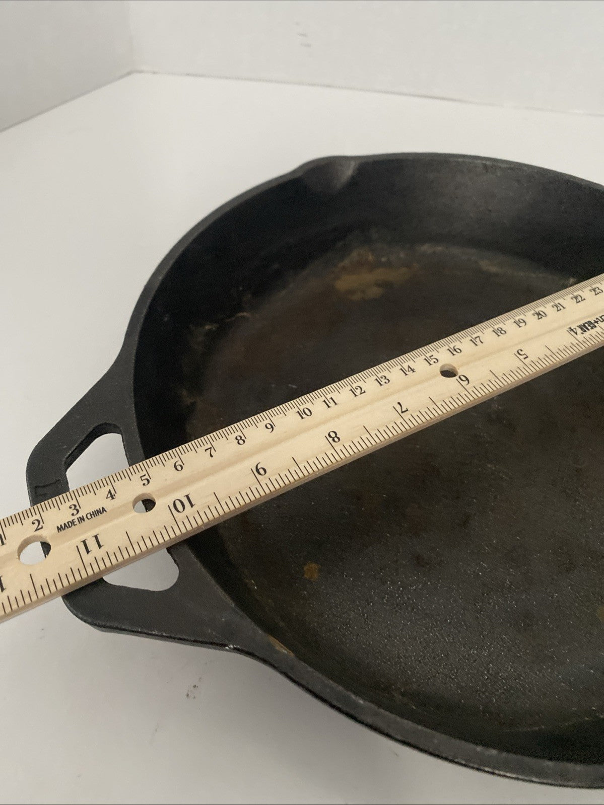Yellowstone Cast Iron 10” Skillet Pan w/ Double Spouts Made in USA Used