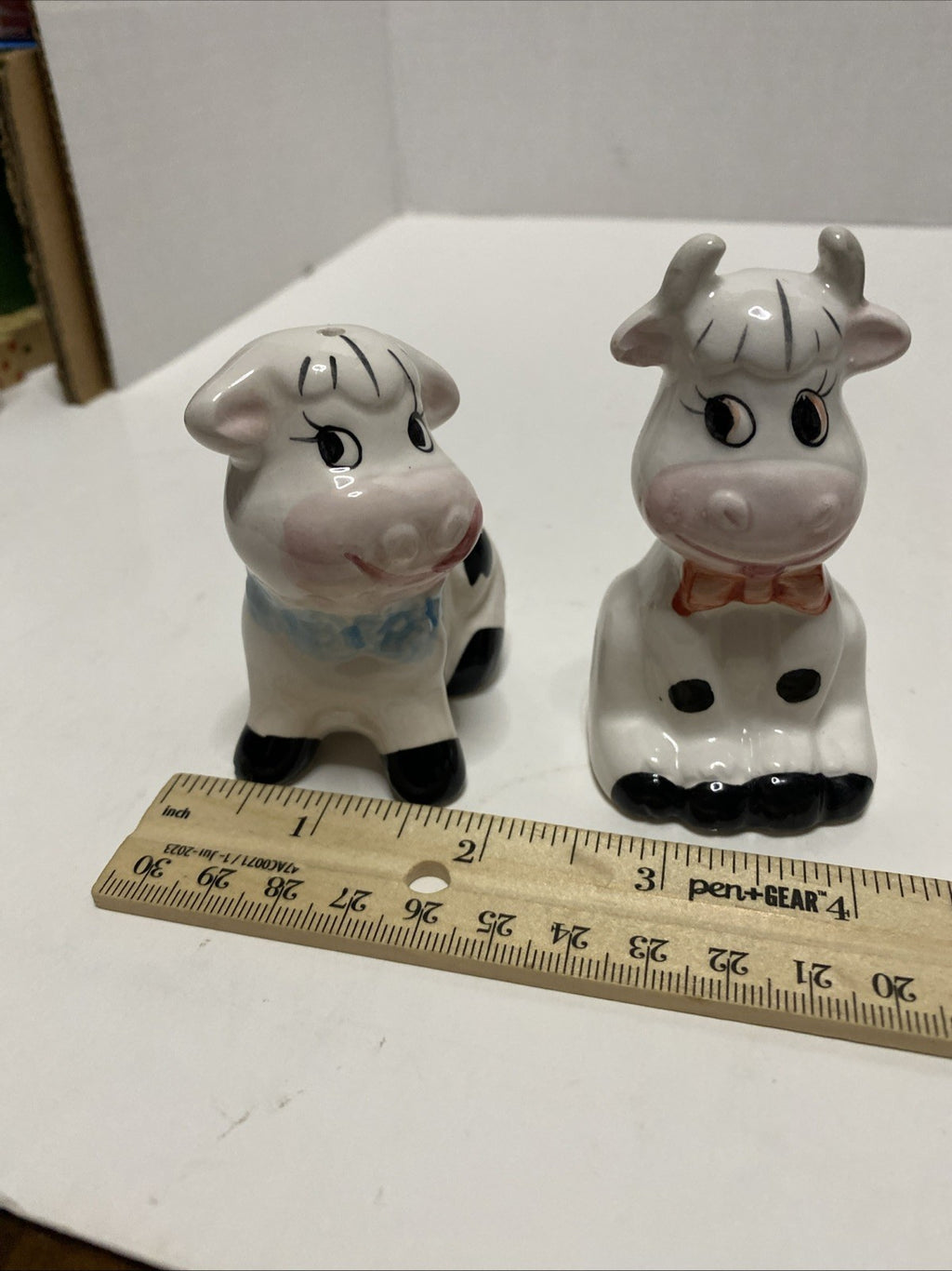 VINTAGE CERAMIC SALT & PEPPER SHAKERS COWS MARKED TAIWAN 