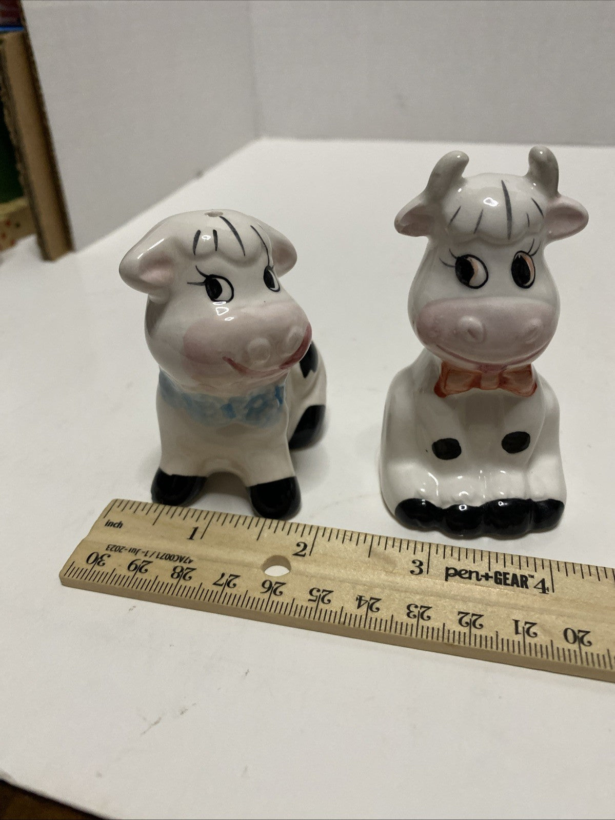 VINTAGE CERAMIC SALT & PEPPER SHAKERS COWS MARKED TAIWAN 