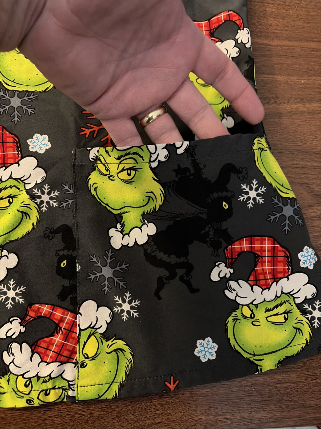 DR. SEUSS Women's Scrub Top Christmas The Grinch Short Sleeve Pockets XXL