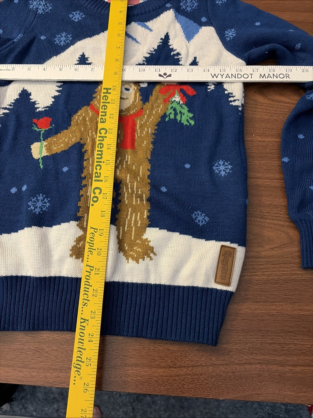 Tipsy Elves Mistletoe Big Foot Sasquatch Ugly Crewneck Christmas Sweater Shirt S