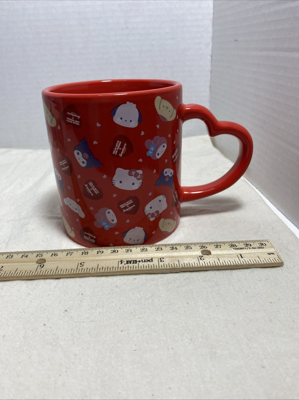 Hello Kitty and Friends and Sweetheart Candy 16 oz Heart Shape Handle (NEW)