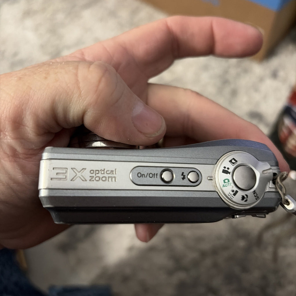 Kodak EasyShare C813 Digital Camera 8.2MP, Silver. Tested Works