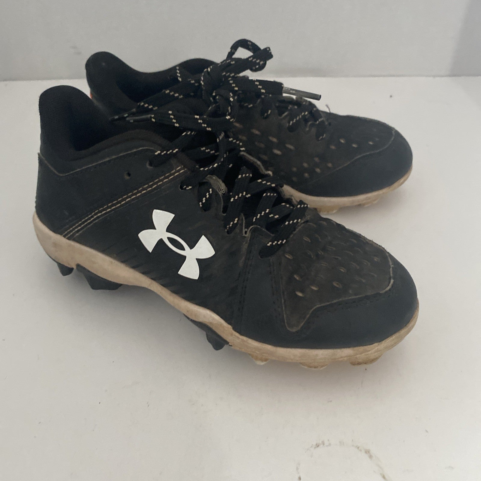Under Armour kids cleats size 1Y Black Leadoff