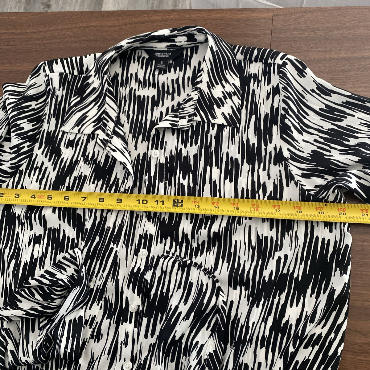 Simply Vera Vera Wang small women’s top Tie front long sleeve black-and-white