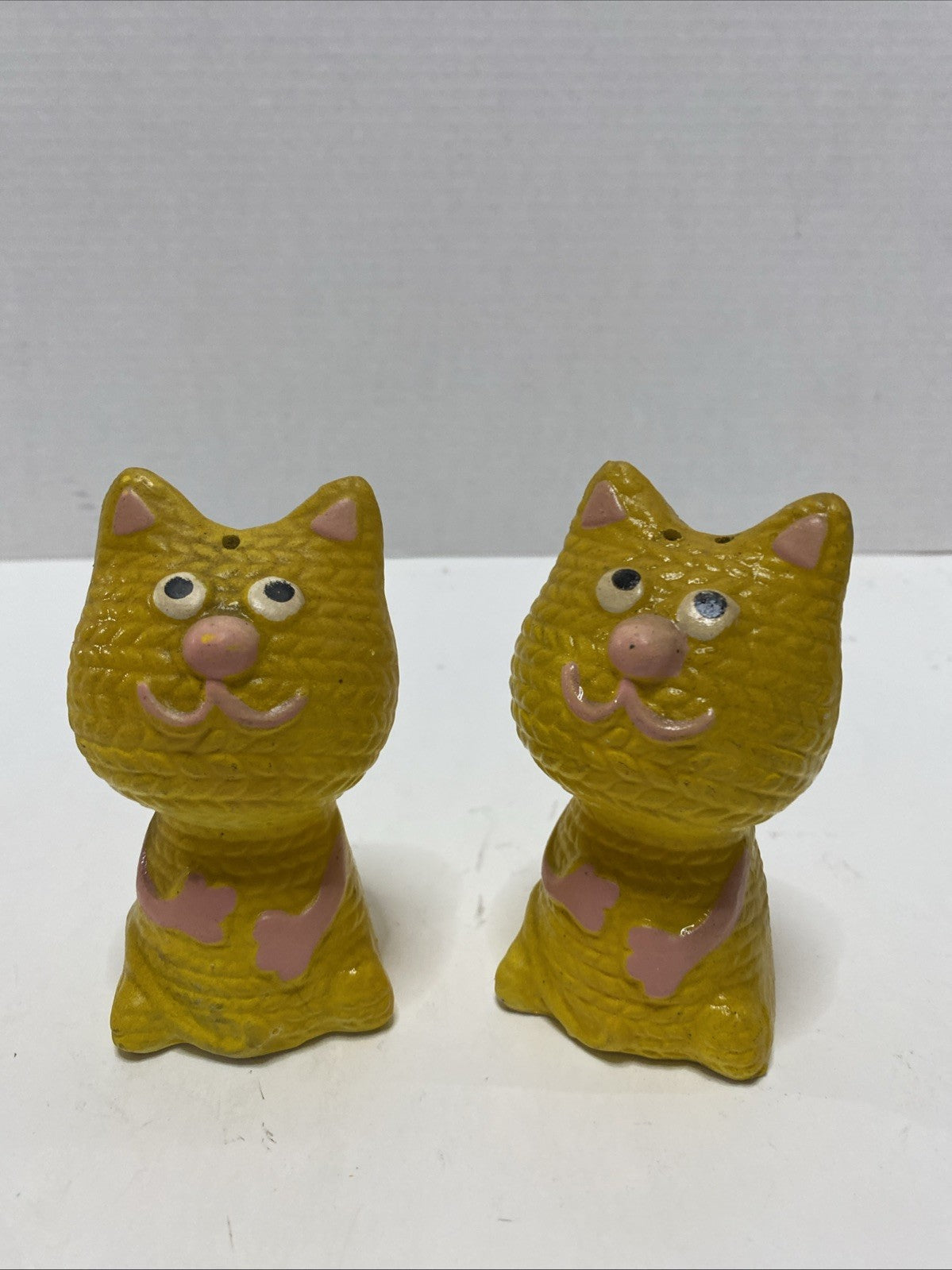 Vintage Yellow Yarn Ceramic Kitty Cat Salt And Pepper Shakers Has Stoppers Japan