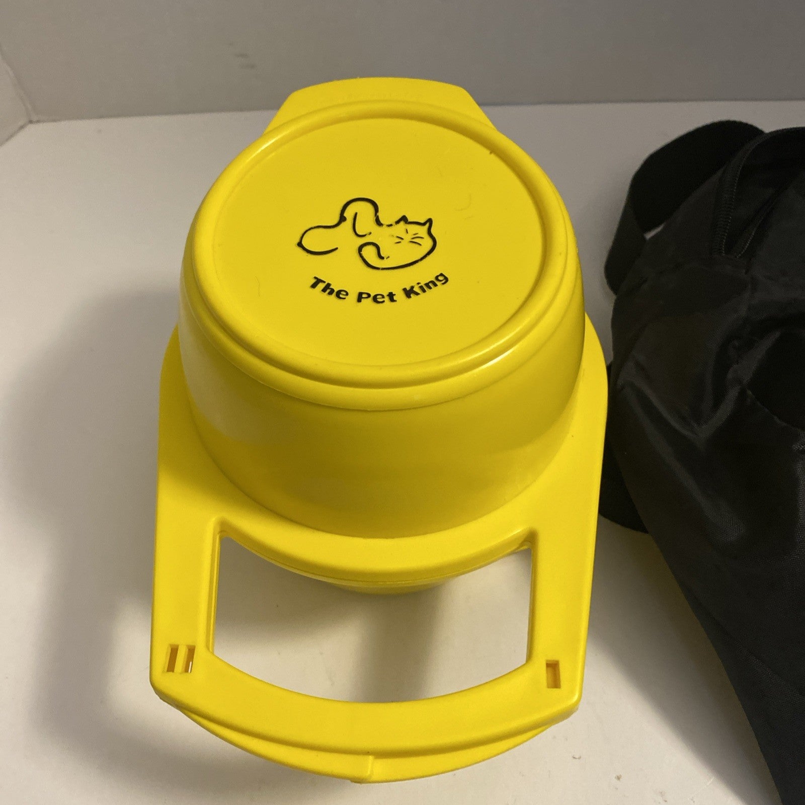 The Peking traveling water and food bowl