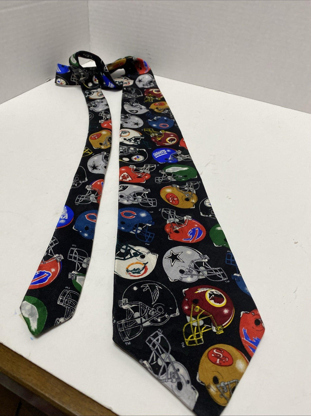 Vintage Team NFL Mens Tie.  4" Wide.  Made USA WITH TEAM HELMETS